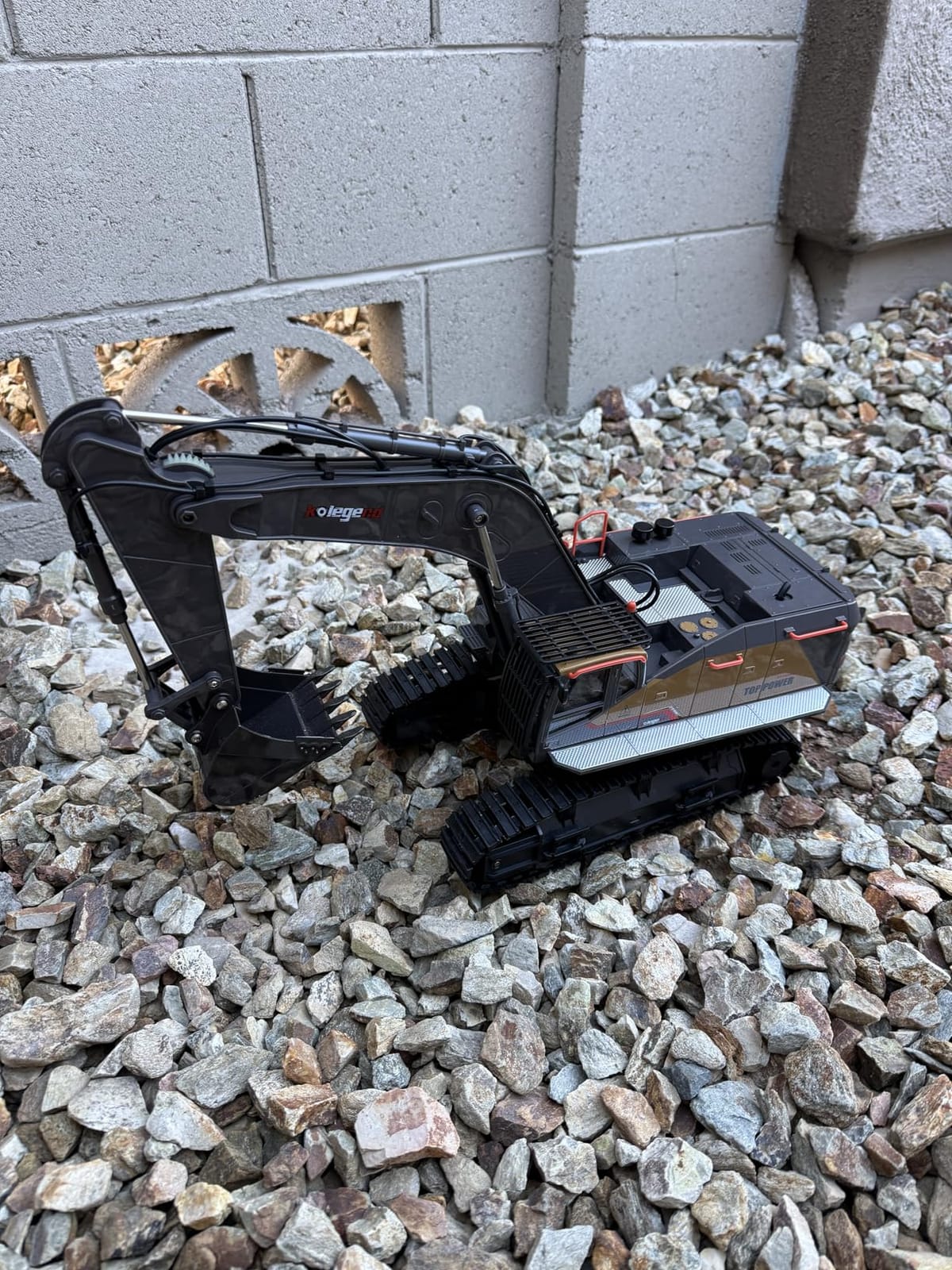 kolegend Remote Control Excavator Toy 1/14 Scale RC Excavator, 22 Channel Upgrade Full Functional Construction Vehicles Rechargeable RC Truck with Metal Shovel and Lights Sounds customer photo 2