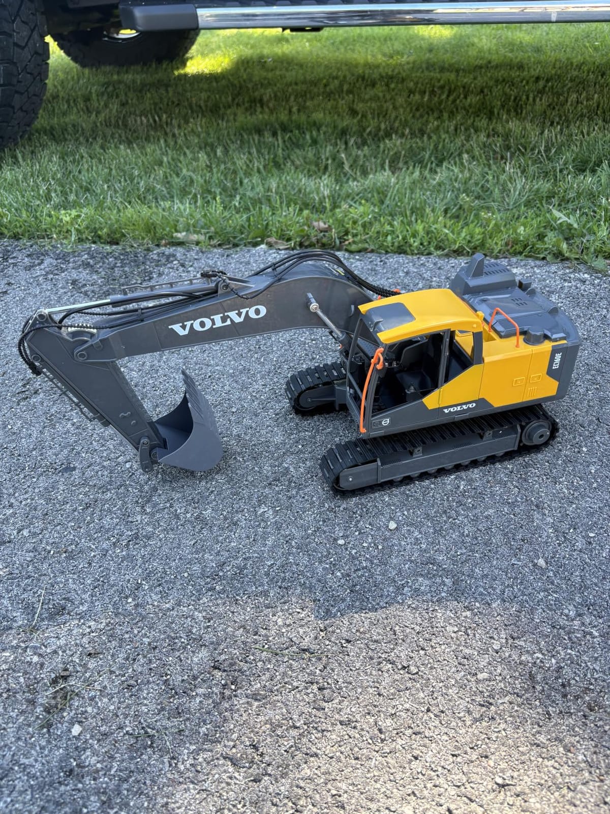 DOUBLE E Volvo RC Dump Truck Toy for Kids, Articulated Hauler, Remote Control Construction Toys Vehicles with Lights, Birthday Gifts Ideas for Boys Age 6 7 8 9 10 Year Old and up customer photo 2