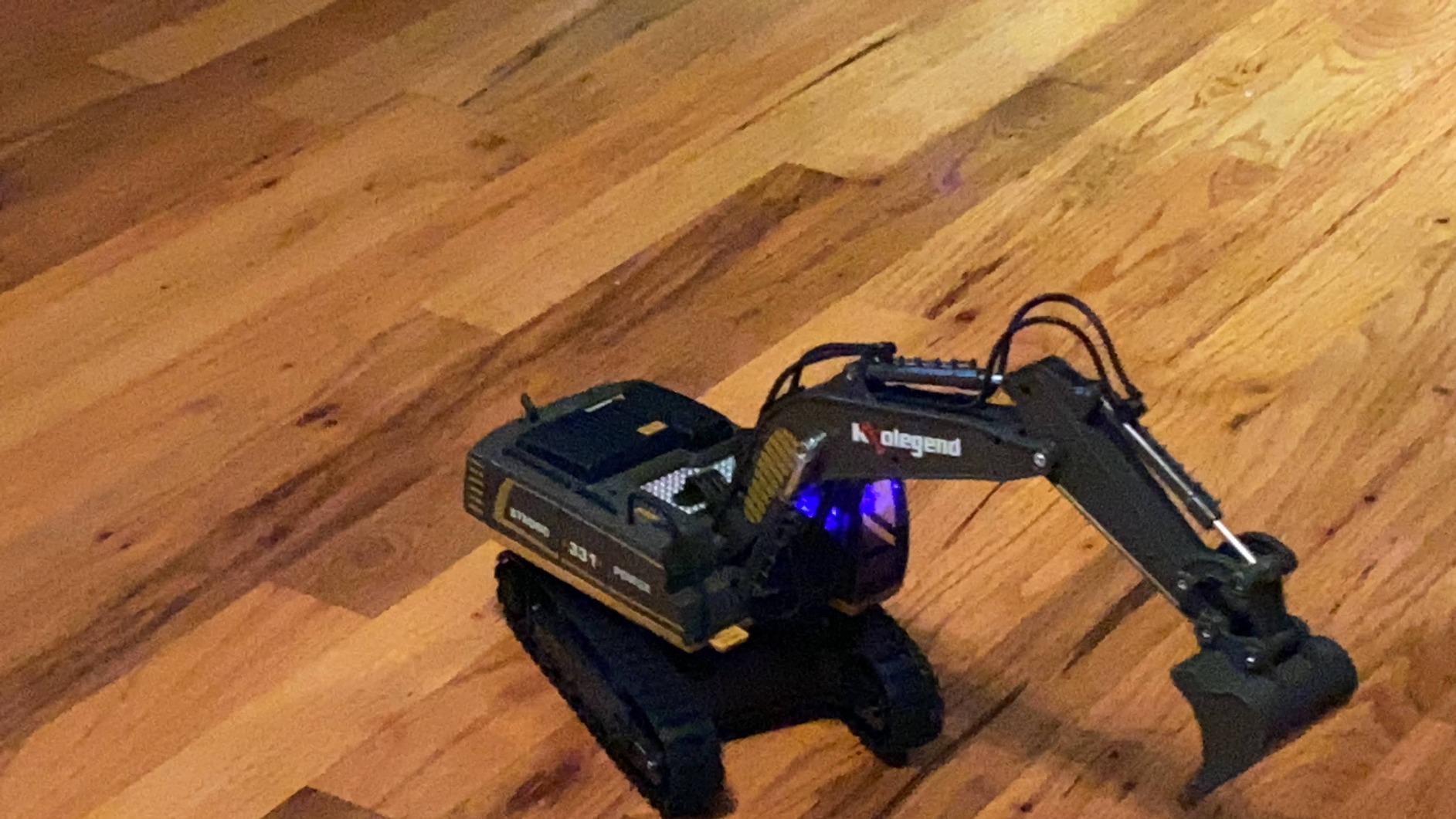 1:18 Scale Remote Control Excavator, RC Excavator Toy with Metal Shovel, Real Digging in Dirt & Sand, 11 Channel Construction Vehicle, 2 Rechargeable Batteries, Excavator Toys for Boys Ages 6-12 customer photo 2