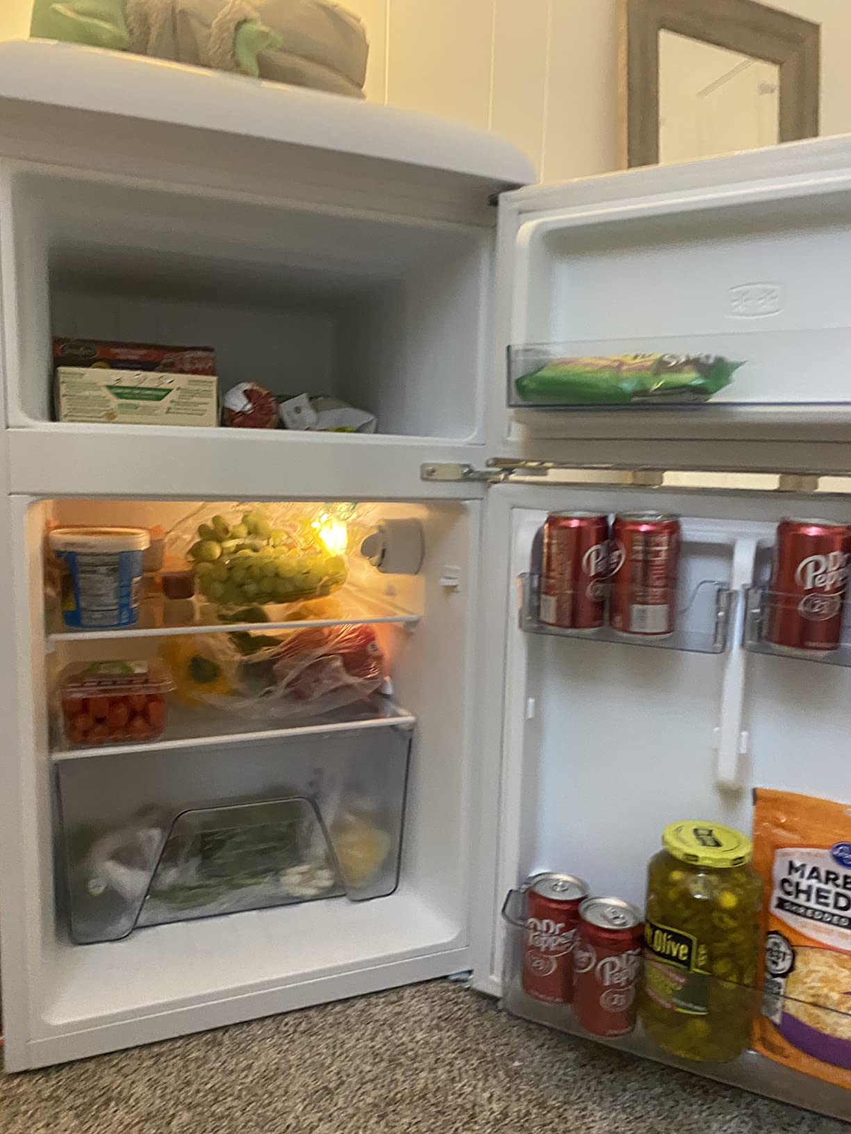 Galanz GLR31TWEER Retro Compact Refrigerator, Mini Fridge with Dual Doors, Adjustable Mechanical Thermostat with Freezer, White, 3.1 Cu FT customer photo 1
