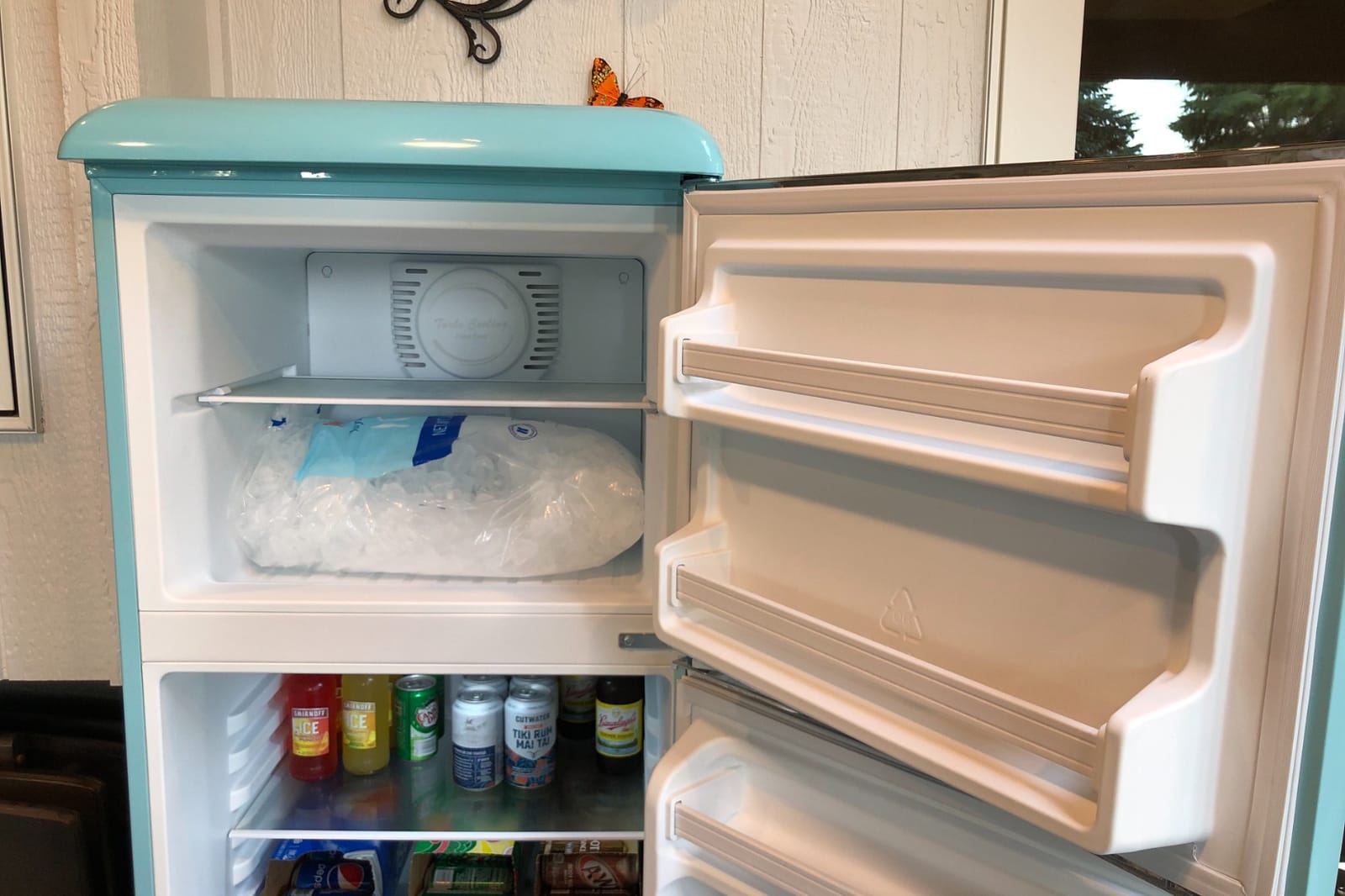 Galanz GLR10TBEEFR Retro Refrigerator with Top Freezer Frost Free, Dual Door Fridge, Adjustable Electrical Thermostat Control, 10 cu ft, Blue (White) customer photo 1