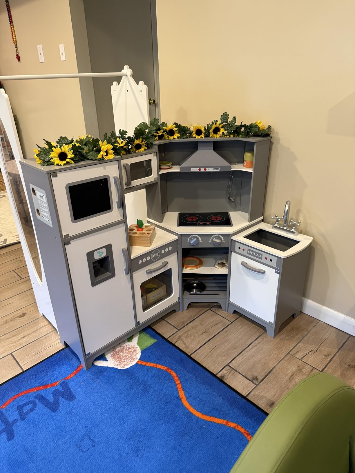 Amazon Basics Kids Corner Interactive Wooden Play Kitchen Set, Stove, Oven, Sink, Fridge and Accessories for Toddlers, Preschoolers, Children Age 3+ Years, Espresso/Gray, 39.37