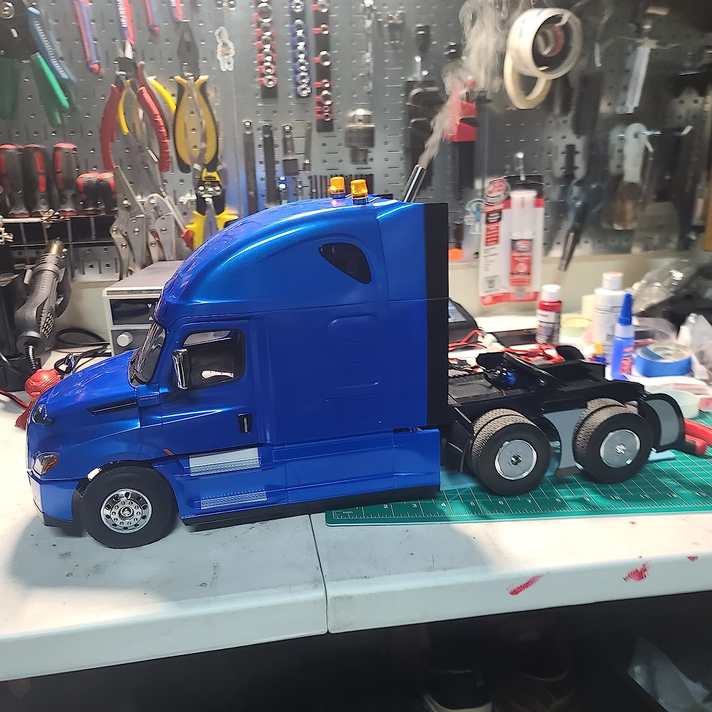 1:16 Freightliner Cascadia Full Functioning 1:16 Scale RC Truck - 27006 - Diecast Masters customer photo 1