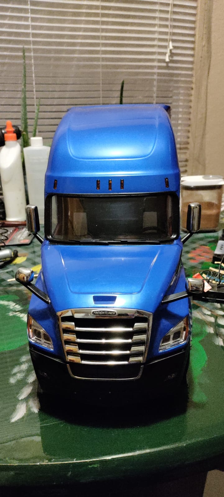 1:16 Freightliner Cascadia Full Functioning 1:16 Scale RC Truck - 27006 - Diecast Masters customer photo 2