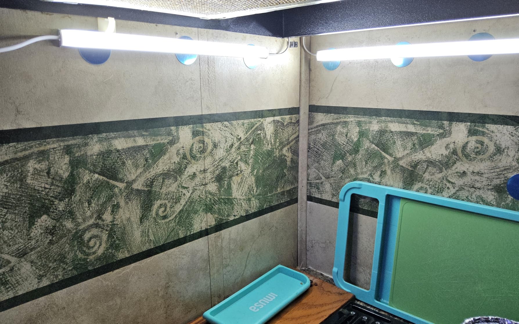 Plug-in Under Cabinet Lighting, 2pcs 12 Inch Dimmable Closet Light, Cold White 6000K Linkable USB LED Light Bar, Memory Function, Under Counter Lights for Kitchen, Desk, Workspace customer photo 1