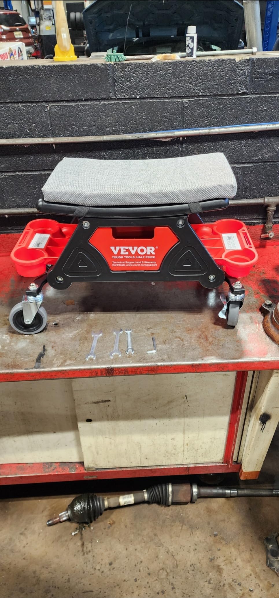 VEVOR Mechanic Stool 300 LBS Capacity Garage Stool Gift for Men, Heavy Duty Rolling Mechanics Seat, with Three Slide Out Tool Trays and Drawer, Tools for Automotive Auto Repair customer photo 1