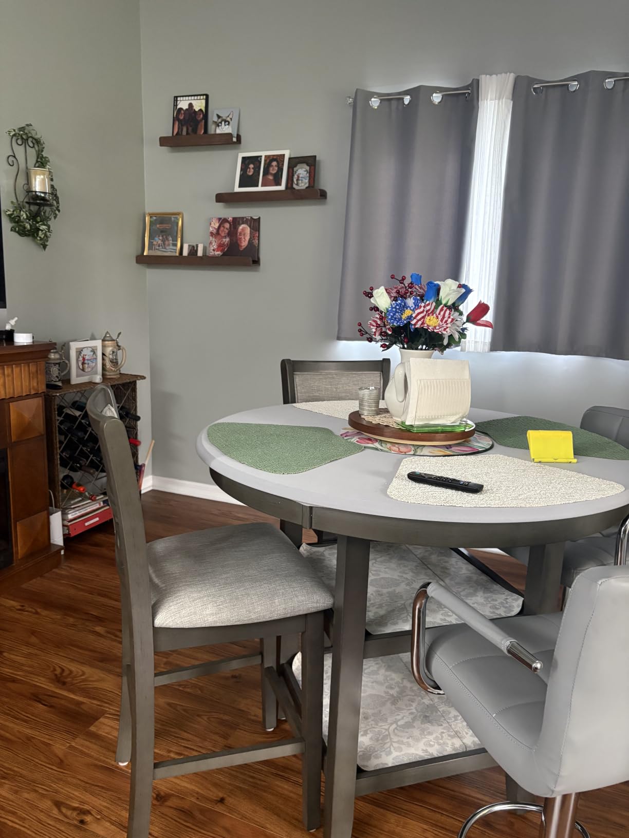 New Classic Furniture Gia 5-Piece Round Counter Height Set with 1 Dining Table and 4 Chairs, 42