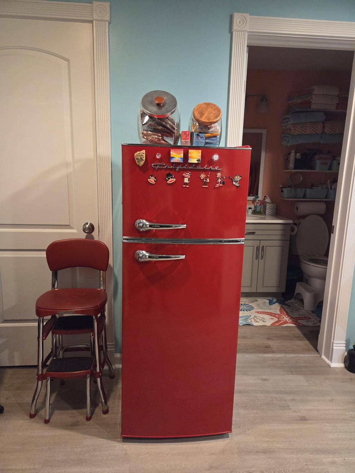 Frigidaire EFR786 Retro Apartment Size Refrigerator with Top Freezer - 2 Door Fridge with 7.5 Cu Ft of Storage Capacity, Adjustable Spill-Proof Shelves, Door & Crisper Bins, Black customer photo 2