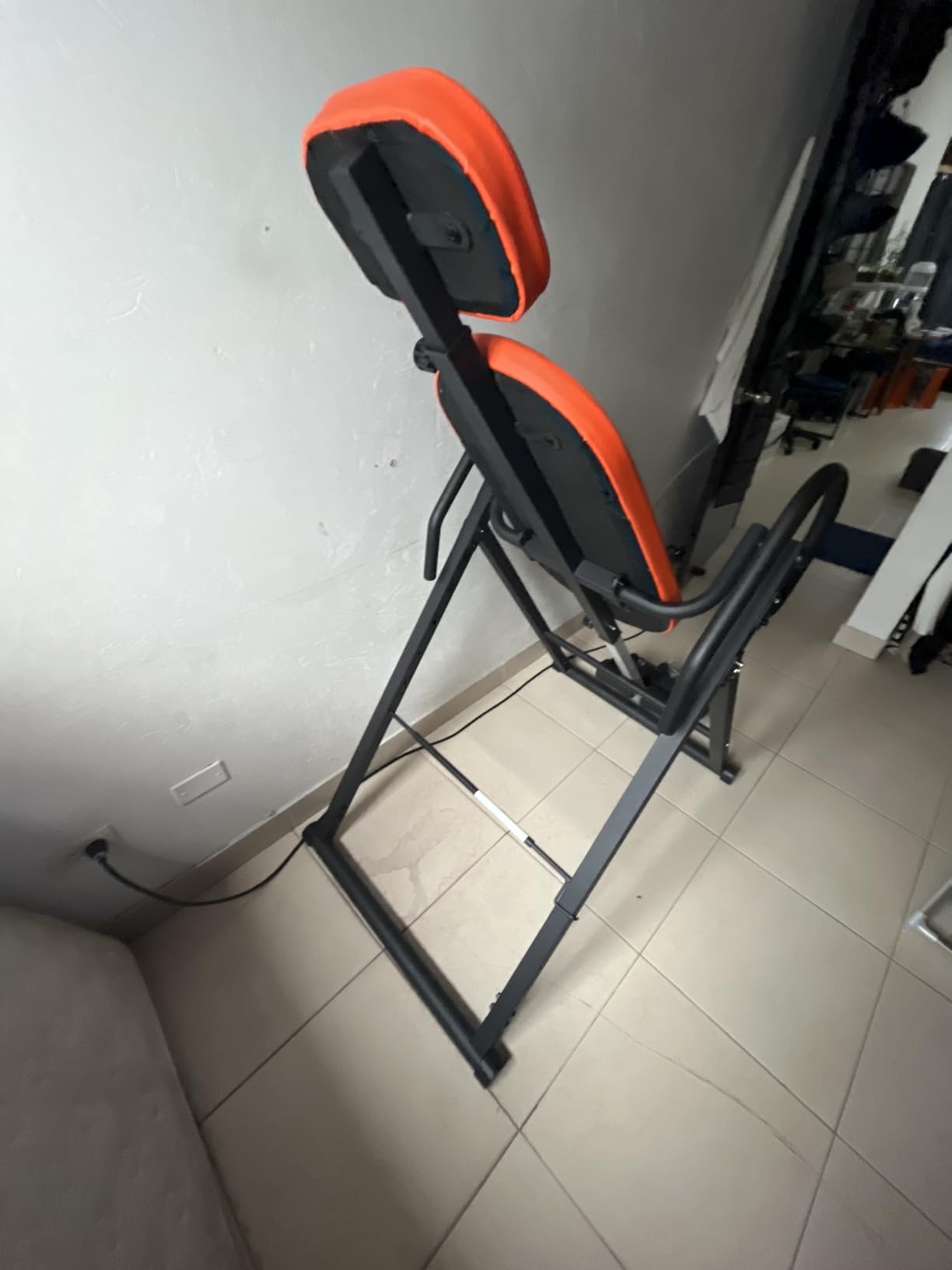 Teclor Inversion Table for Back Pain Relief, 350 lbs Capacity Strength Training Inversion Equipment, Decompression Table for Pain Therapy Training with Safe Belt & Comfortable Ankle Holders customer photo 2