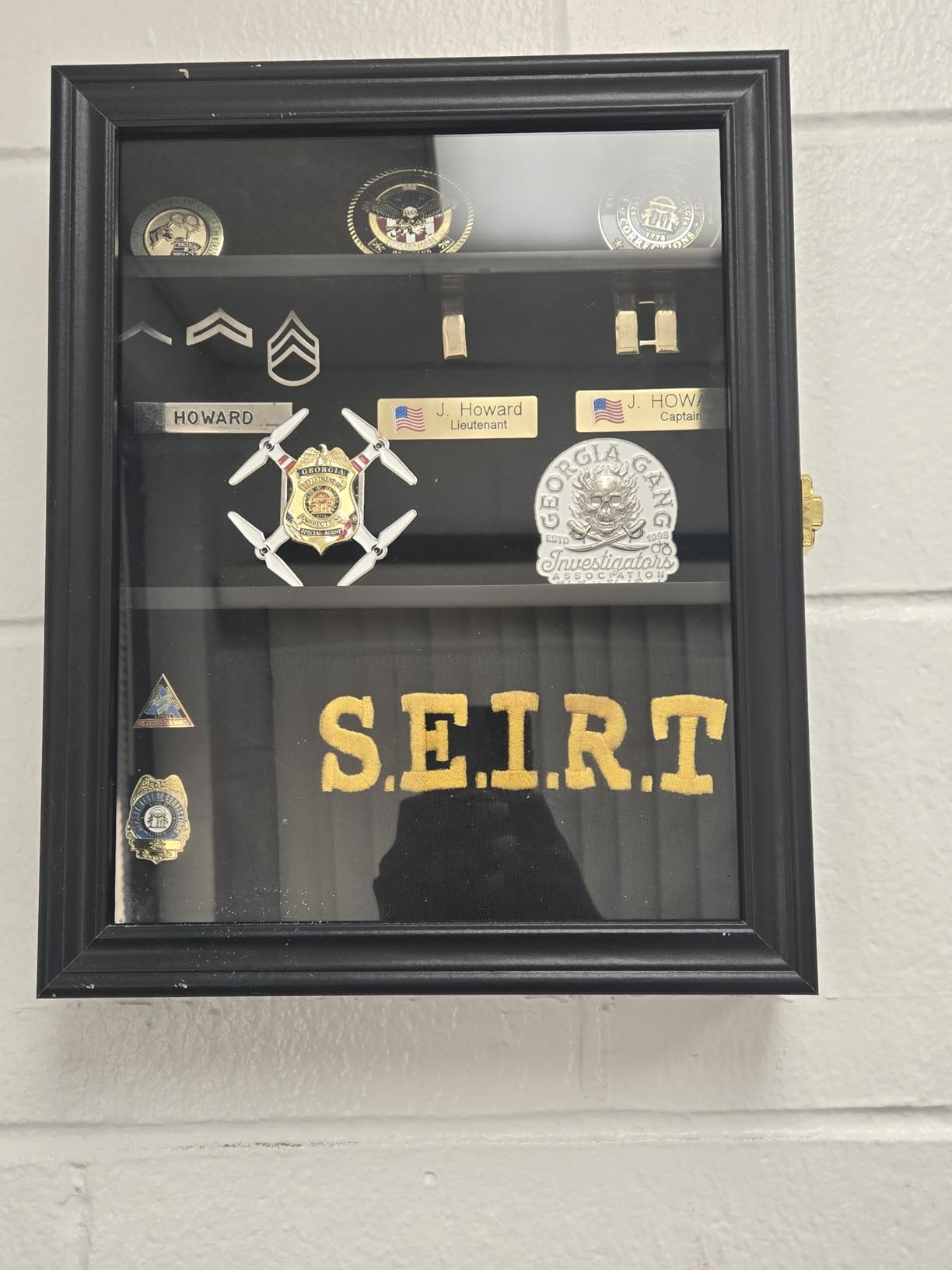 Verani Medals Display Case - Military Challenge Coin Display Shadow Box - Pin Display Cabinet with Removable Shelves and Pinnable Background for Badges Ribbons Insignia Buttons Small Black customer photo 2