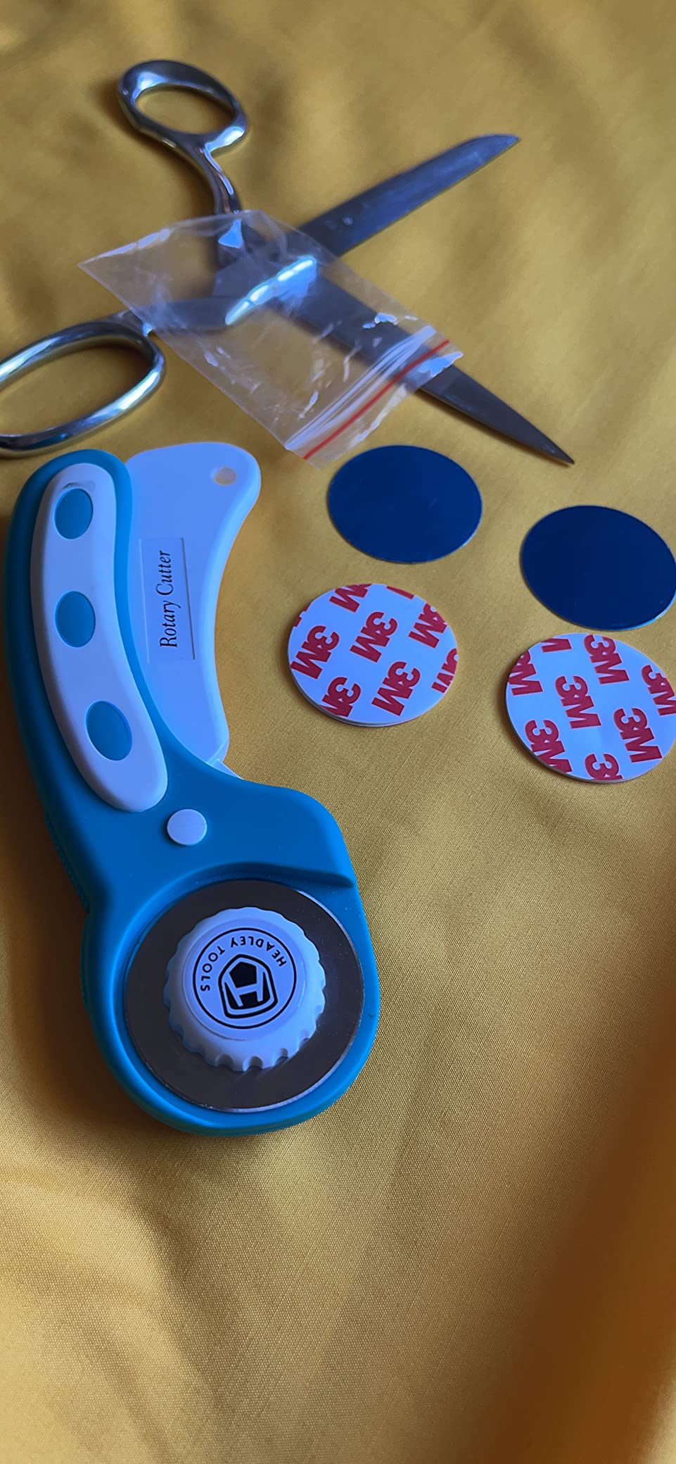 45mm Rotary Cutter with 5pcs Extra Blades, Ergonomic Handle Rolling Cutter with Safety Lock for Fabric, Leather, Crafting, Sewing, Quilting, Fabric Rotary Cutter Perfect for Left & Right Hand (Green) customer photo 1