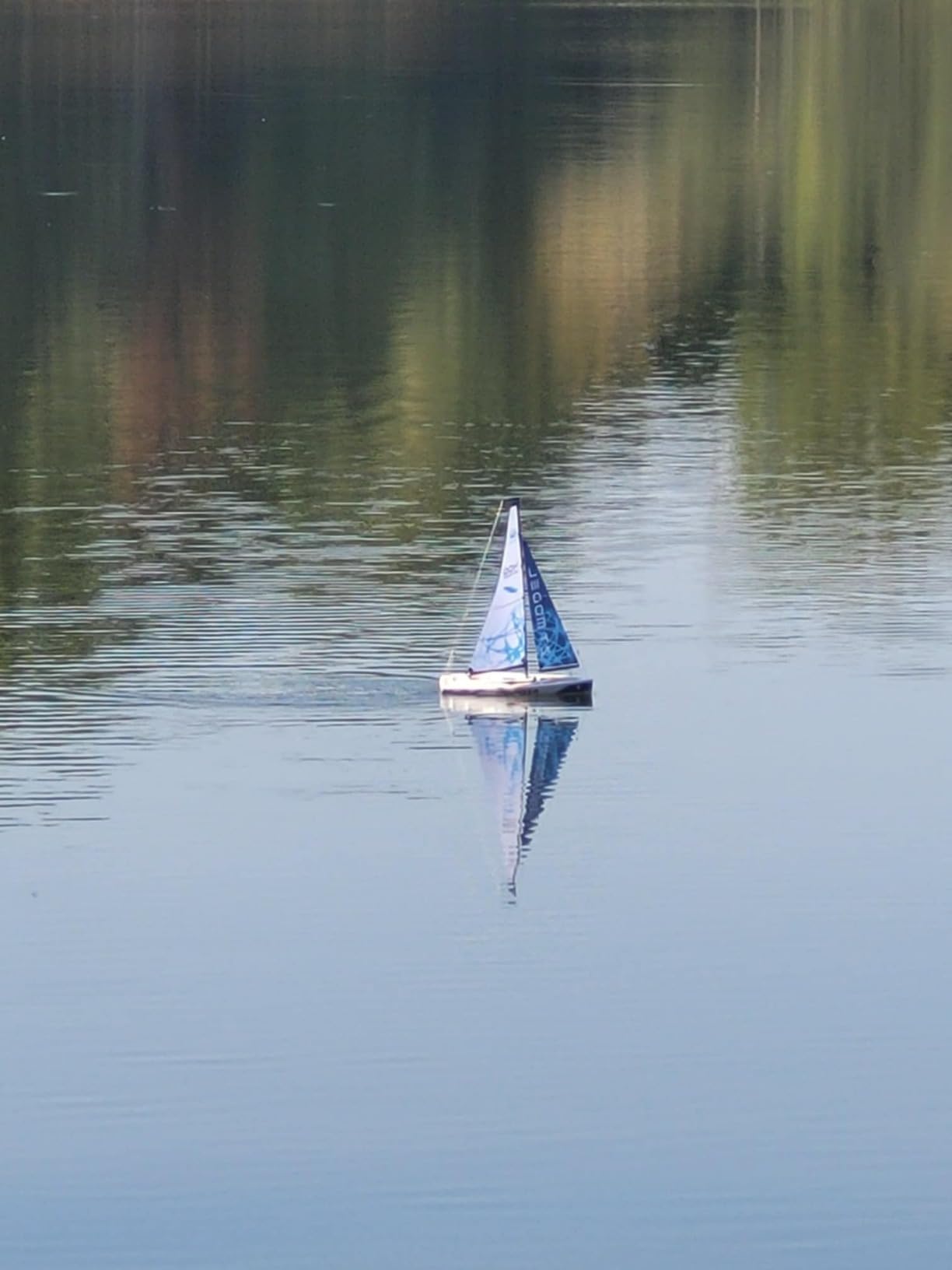 Voyager 400 2.4GHz RC Motor Powered Sailboat in Blue - 26