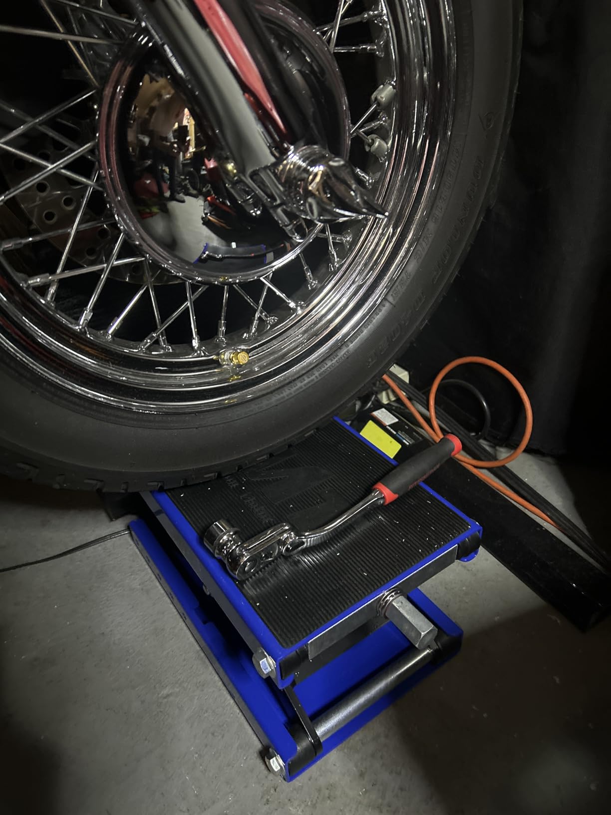 OMT Motorcycle Lift, 1100lb Scissor Jack Stand for ATV Dirt Bike Cruiser | Wide Deck Motorbike Center Stand; Crank Hoist T Handle And 3/8 Inch Socket; 3.7 To 14.6 Inch Lift; 5 Lock Holes; Chain Brush customer photo 1