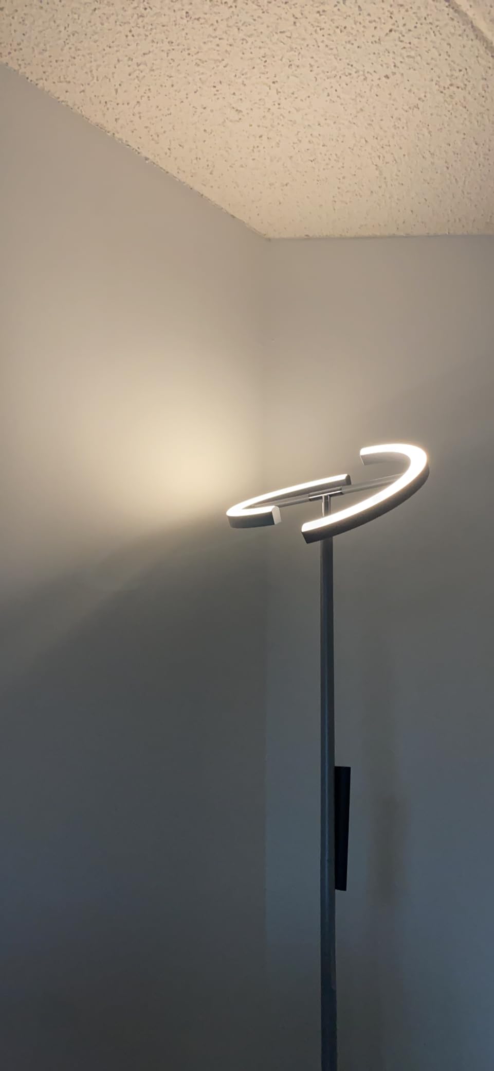 LED Floor Lamp - Rotatable Standing Lamp with Touch & Remote Control, 3000-6000K, 22W Modern Floor Reading Light, Dimmable Corner Uplighter for Living Room Bedroom Office, Black customer photo 2