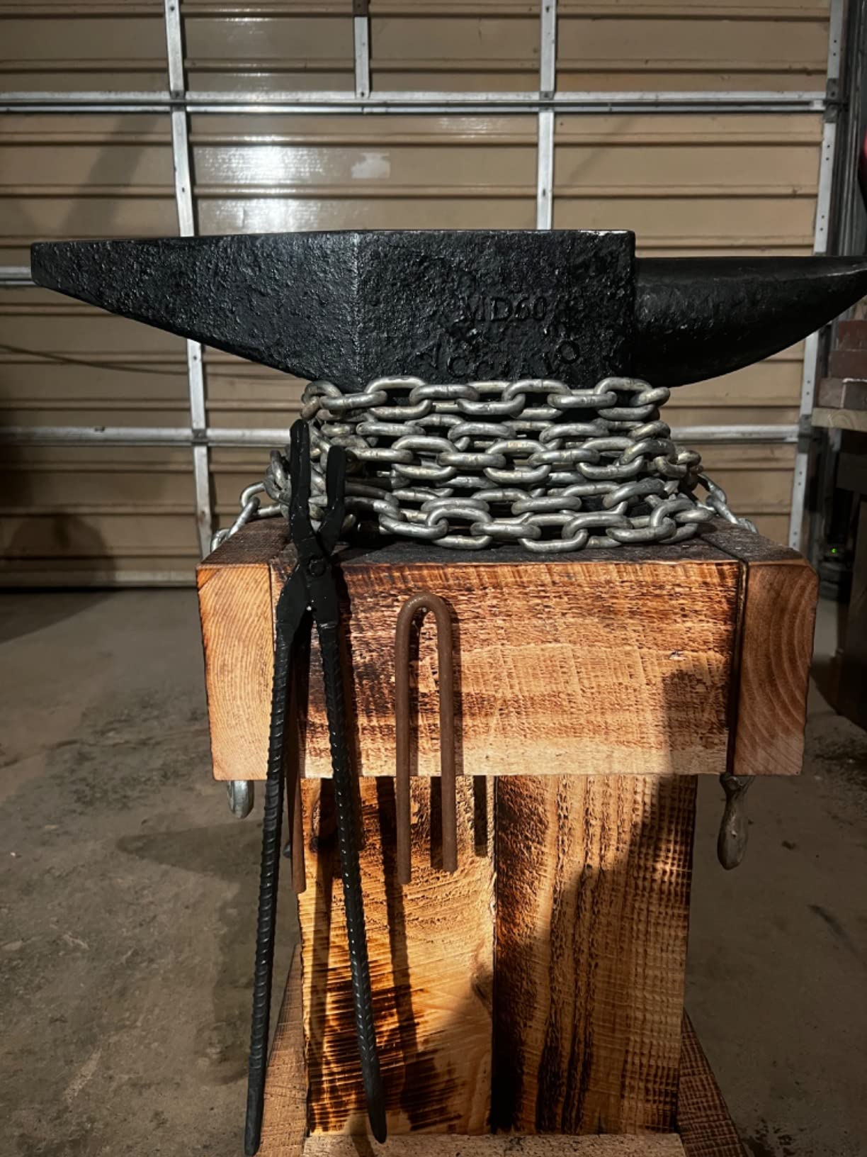 VEVOR Cast Steel Anvil, 22 Lbs Double-Horn Anvil with Large Countertop and Stable Base, High Hardness Rugged Round Horn Anvil Blacksmith, for Bending, Shaping customer photo 1