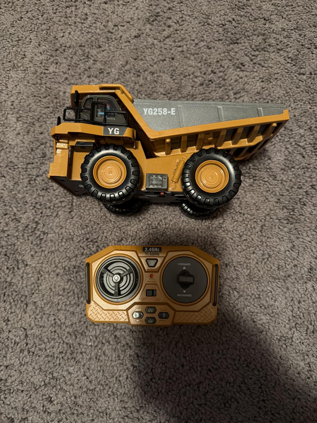 KidsFaves RC Dump Truck, 9CH Remote Control Dump Truck with Metal Dump Bed, 45° Lifting & 360° Rotation, 2 Batteries, Lights & Sounds, Construction Toy for Boys Age 3+ customer photo 2