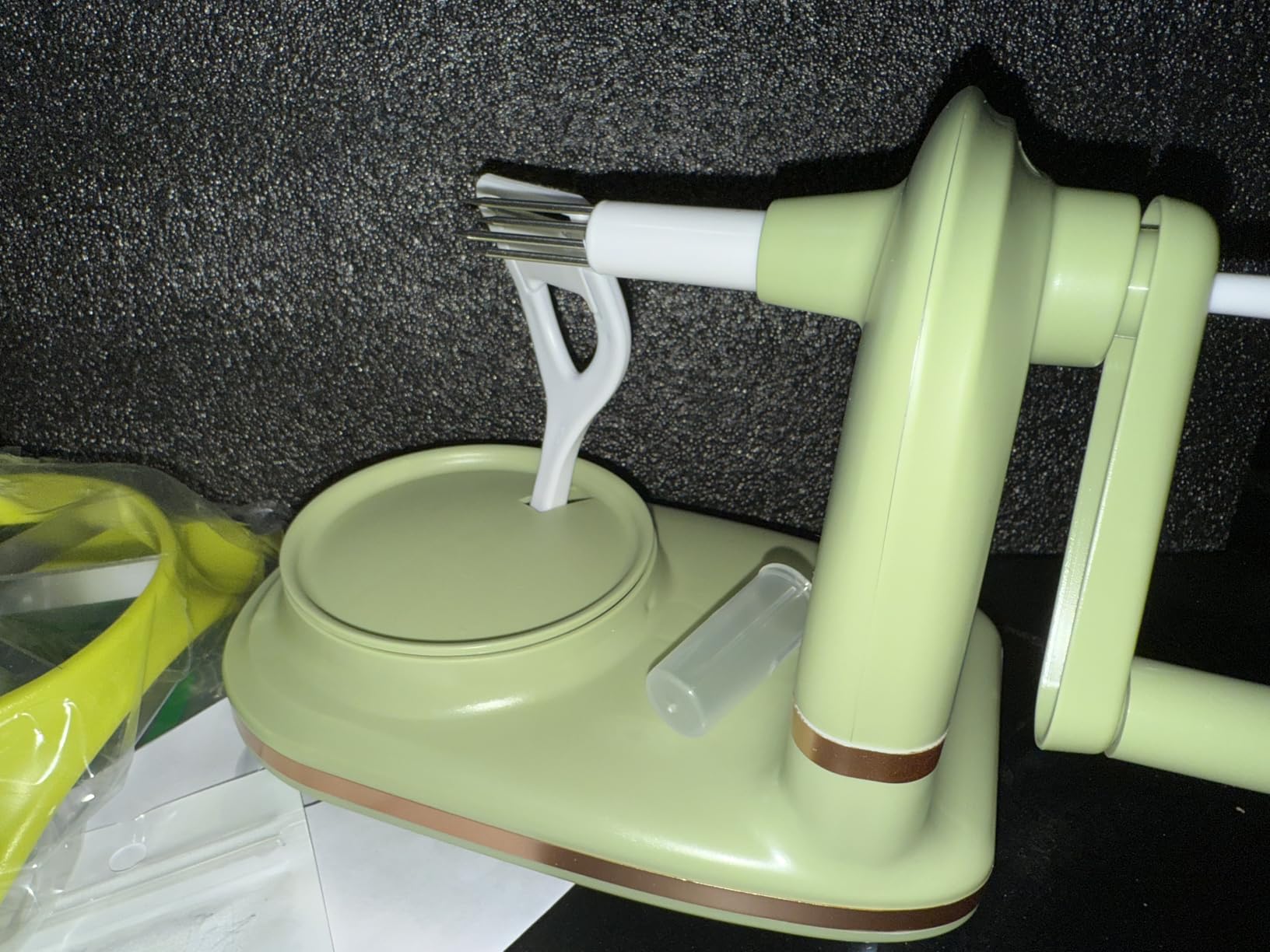 VEELAM Apple Peeler with 2 Blades Replacements, Apple Peeler Slicer & Corer for Home Kitchen Quick Applesauce Pie Making customer photo 2
