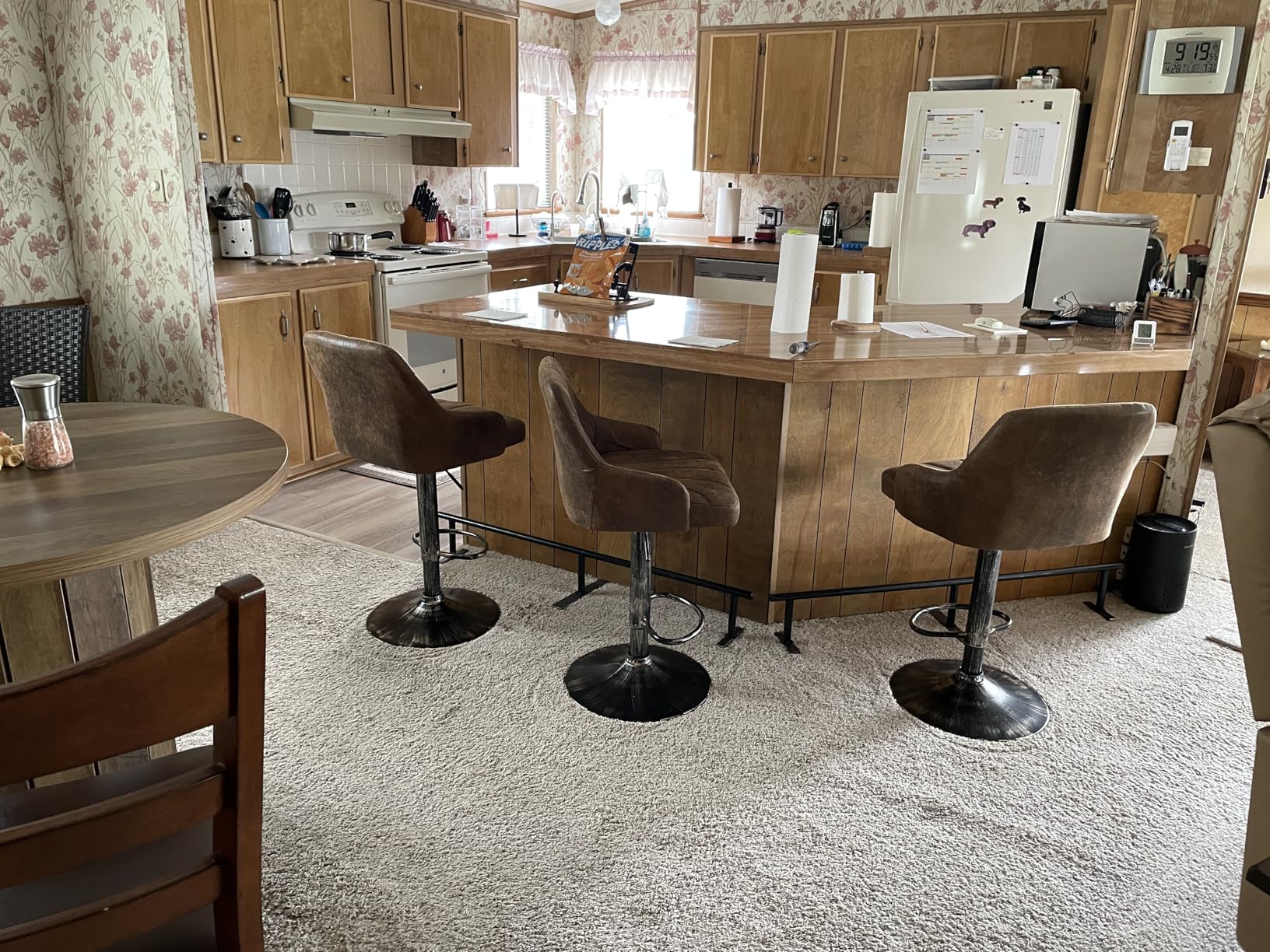 VECELO Bar Stools Set of 2, Adjustable Barstools, Counter Height Stools with Back and Arm, Kitchen Island Stools, Swivel PU Leather Stools, Modern Style, White customer photo 2