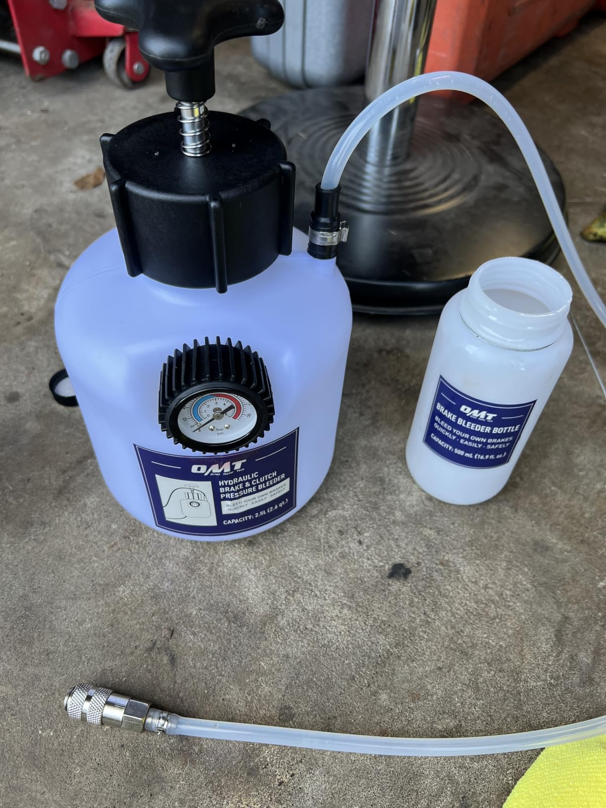 OMT 2.5L One-Person Pressure Brake Bleeder Kit Extractor with 42mm Adapter | Compatible with 42mm European Vehicles, Polyethylene Tank with Built-in Pressure Gauge, Long Hose for One-Man Servicing customer photo 2