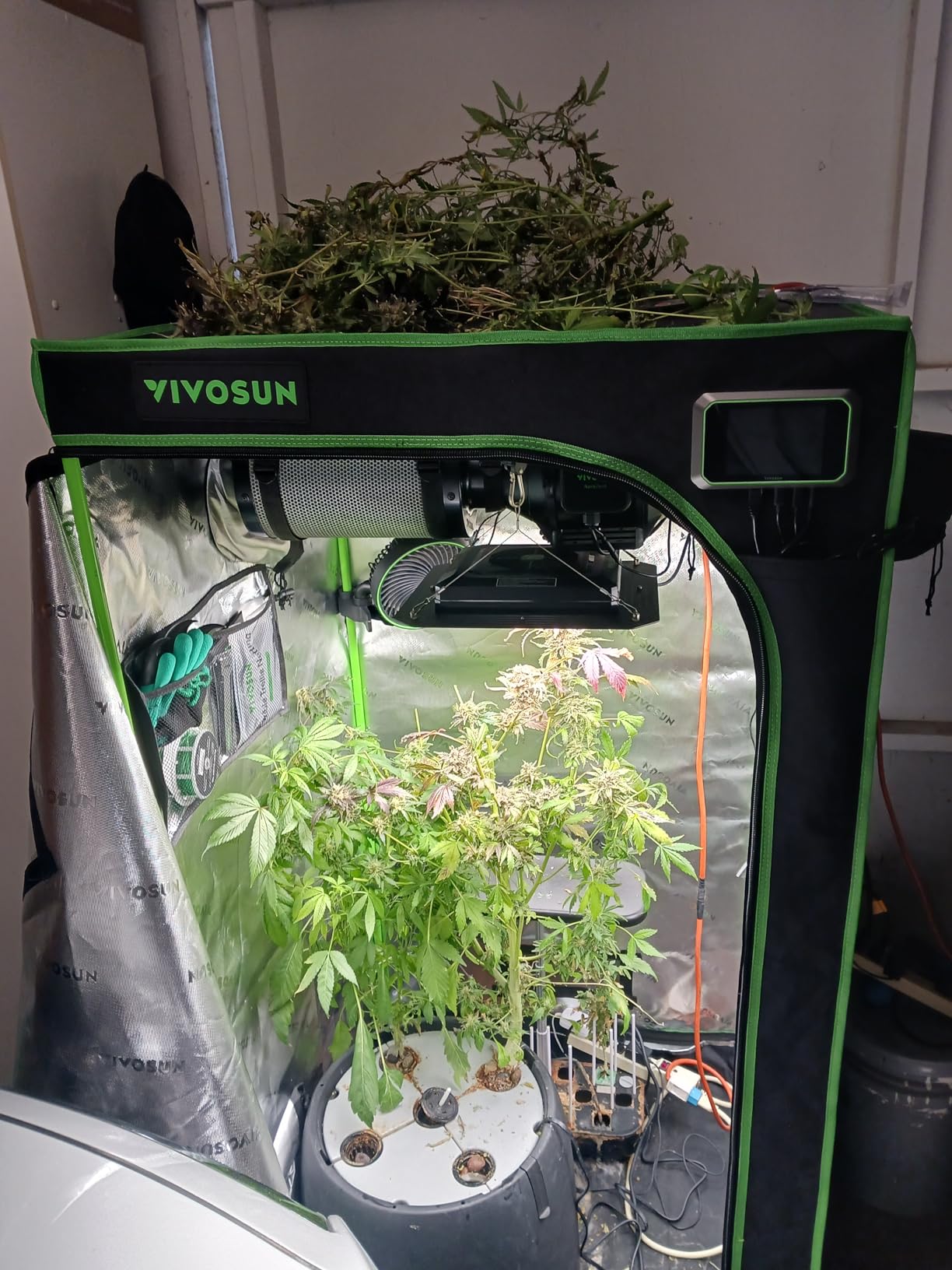 VIVOSUN Smart Grow Tent Kit 4x4, 4-Plant WiFi-Integrated Grow System | including 400W Full Spectrum LED Grow Light, Automatic Control GrowHub E42A+, Efficient Ventilation System customer photo 2