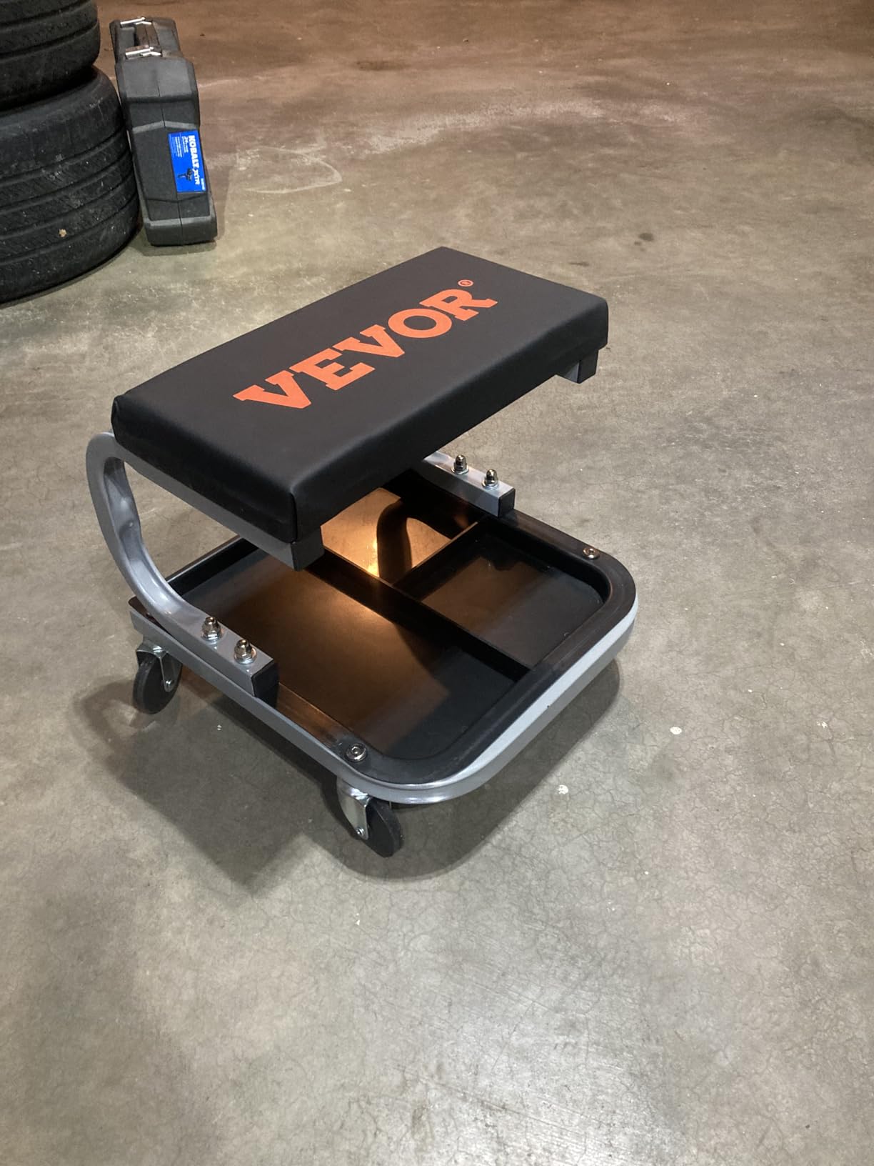 VEVOR Rolling Creeper Garage/Shop Seat, 250 LBS Capacity Padded Rolling Workshop Stool with Tool Tray Storage, Mechanic Stool for Garage, Shop, Auto Repair, Black customer photo 1