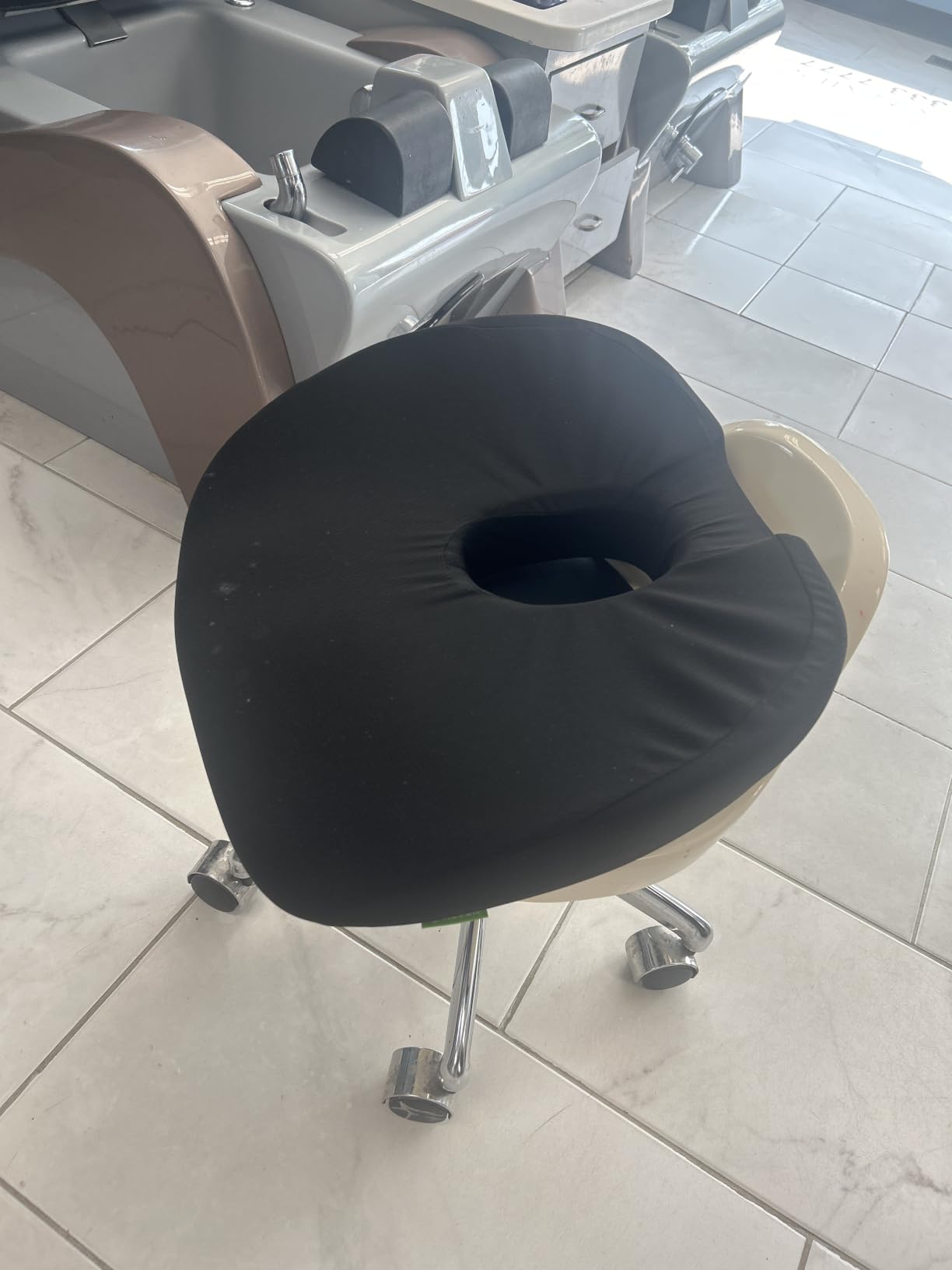 AUVON Innovative Donut Pillow Hemorrhoids Scientific Center Hole and Tailbone Cutout, Orthopedic Pain Relief Donut Seat Cushion for Coccyx, Sciatica, Postpartum Pregnancy, After Surgery Sitting Relief customer photo 1