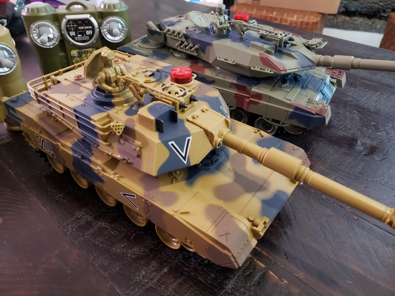 RC Tank Set, Army Battle Tanks with Spray, Remote Control Military Toys Set, 1/24 Scale with Life Indicators and Spray, 35 Mins Playtime customer photo 1