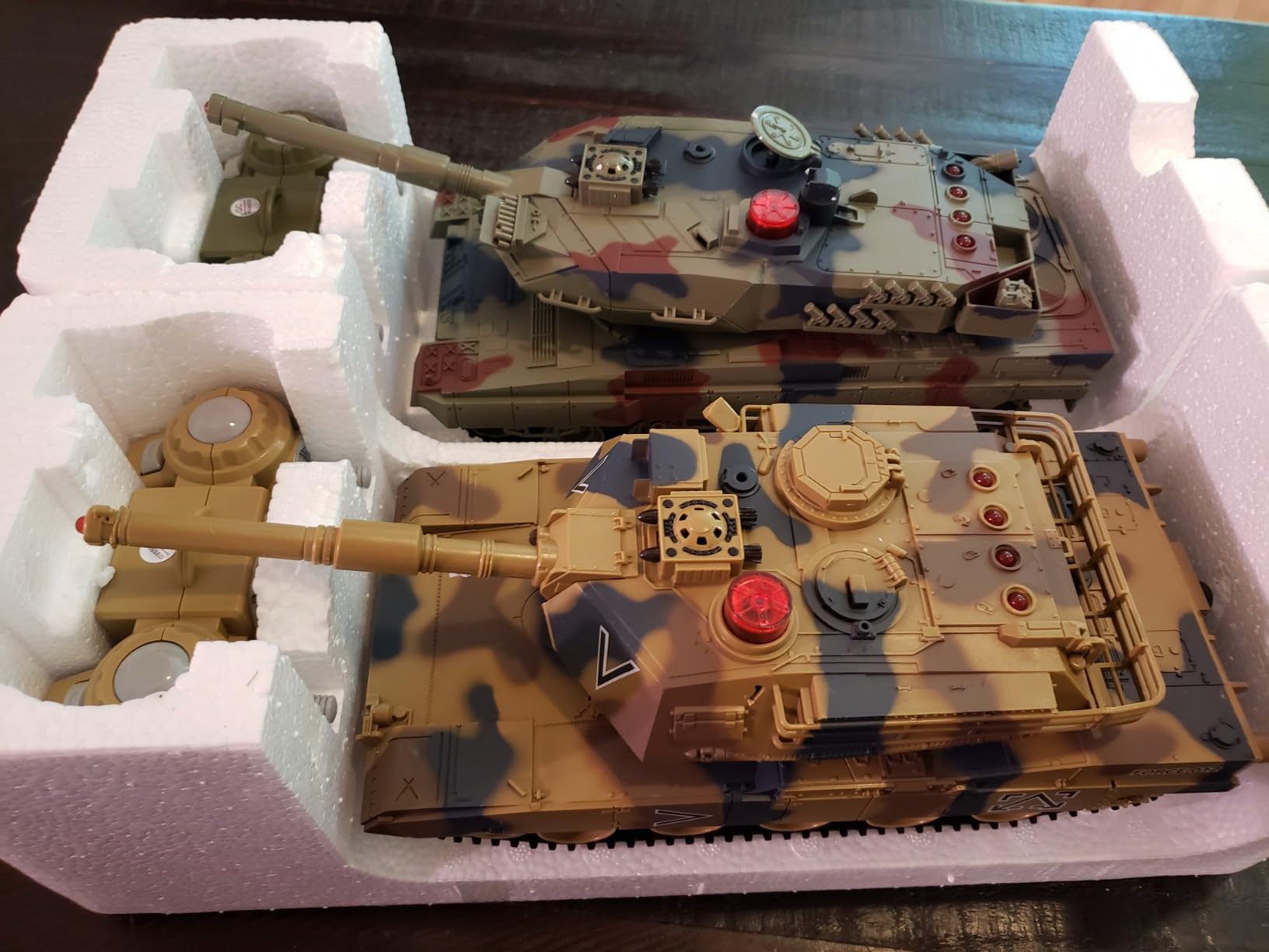 RC Tank Set, Army Battle Tanks with Spray, Remote Control Military Toys Set, 1/24 Scale with Life Indicators and Spray, 35 Mins Playtime customer photo 2