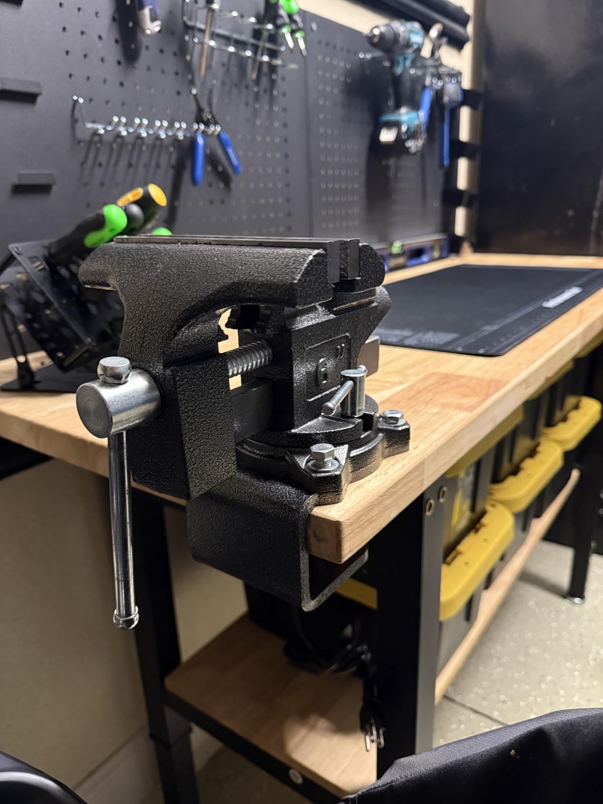 Kitvance 6-Inch Bench Vise, Vice for Workbench with Heavy Duty Forged Steel Construction, Built-in Pipe Jaw and Swivel Base, Table Vise for Woodworking, Home Workshop Use and DIY Job customer photo 2