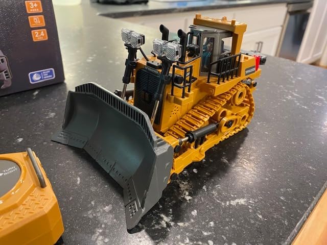 KIDMARKT Metal RC Bulldozer Toy for Kids | 9-Channel Remote Control Track-Type Tractor with Lights & Sounds, Realistic Construction Vehicle Toy for Boys Ages 3-12, Rechargeable Gift for Birthday 2026 customer photo 2