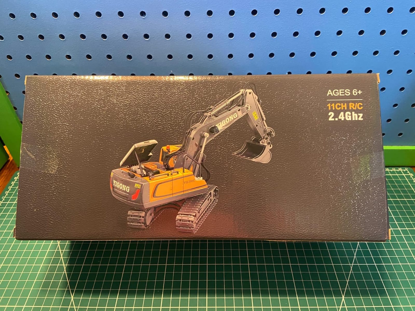 ID Gerilla Remote Control Excavator, 11CH RC Construction Truck Toy | Excavator with Metal Shovel, Lights, Sounds and Turns 680 Degree, Christmas Birthday Gift for Kids Boys Aged 4 5 6 7 8-12 customer photo 2