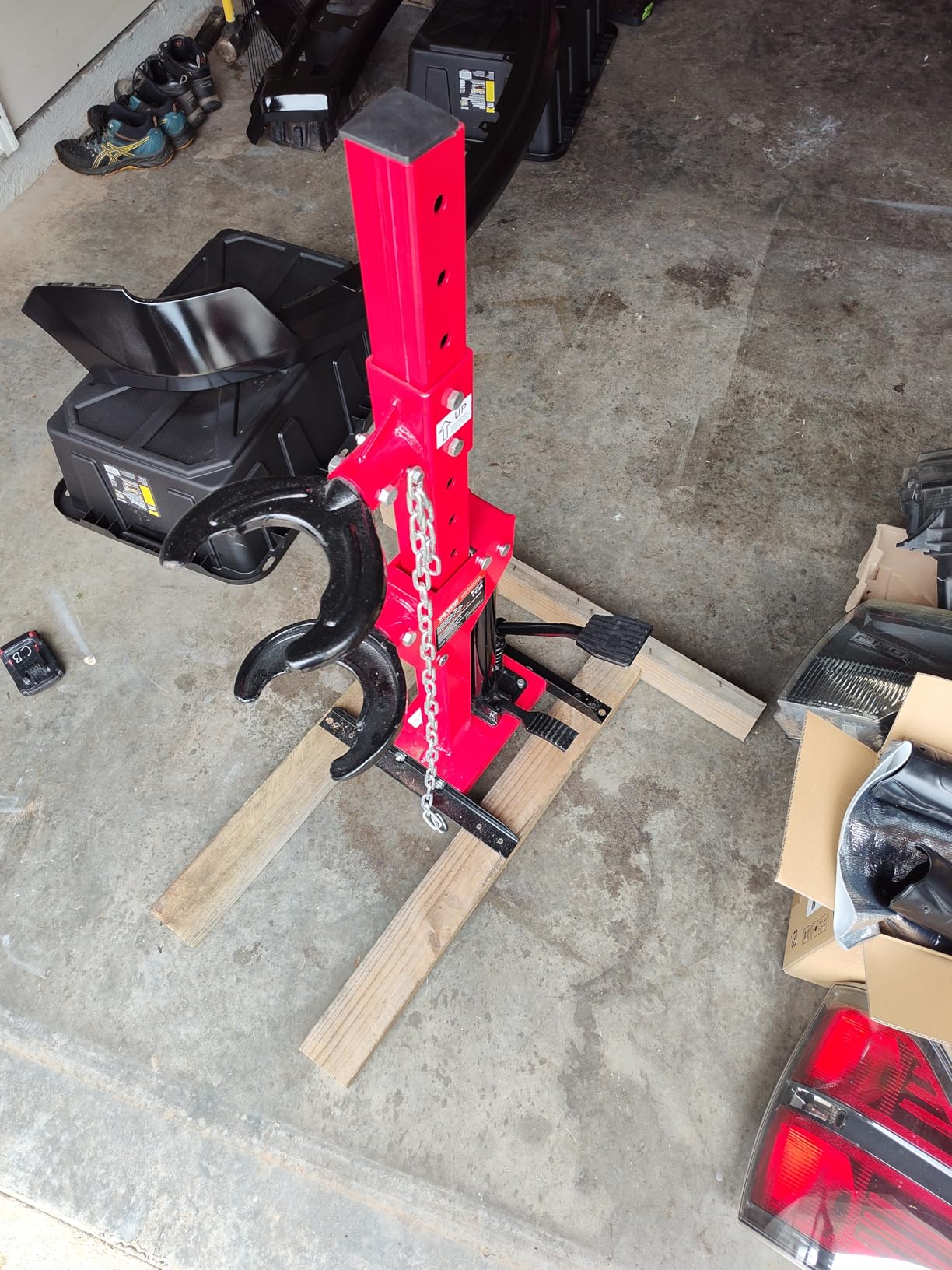 VEVOR Hydraulic Strut Spring Compressor - 4.5 Ton/9920 LBS Jack Capacity, 1 Ton Rated Compression Force, Auto Coil Tool for Removing | For Shock Absorber Spring Removal, Motorcycles, Cars, SUVs, Red customer photo 1