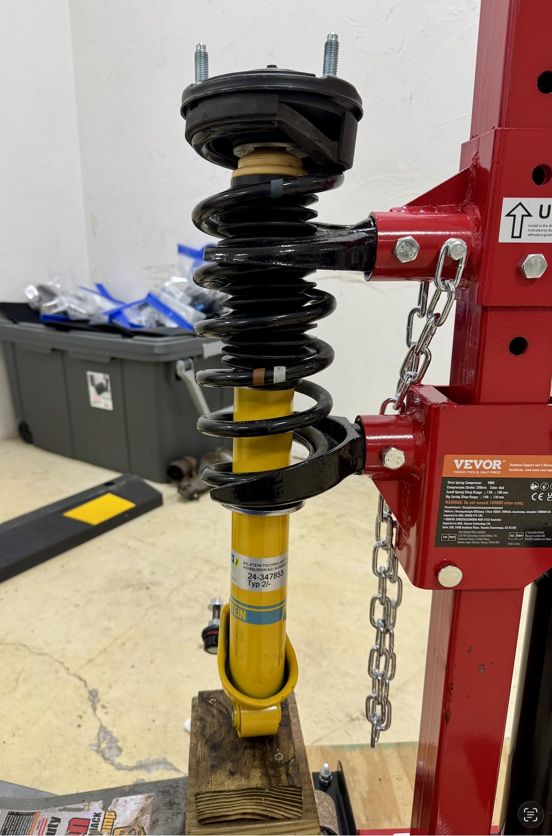 VEVOR Hydraulic Strut Spring Compressor - 4.5 Ton/9920 LBS Jack Capacity, 1 Ton Rated Compression Force, Auto Coil Tool for Removing | For Shock Absorber Spring Removal, Motorcycles, Cars, SUVs, Red customer photo 2
