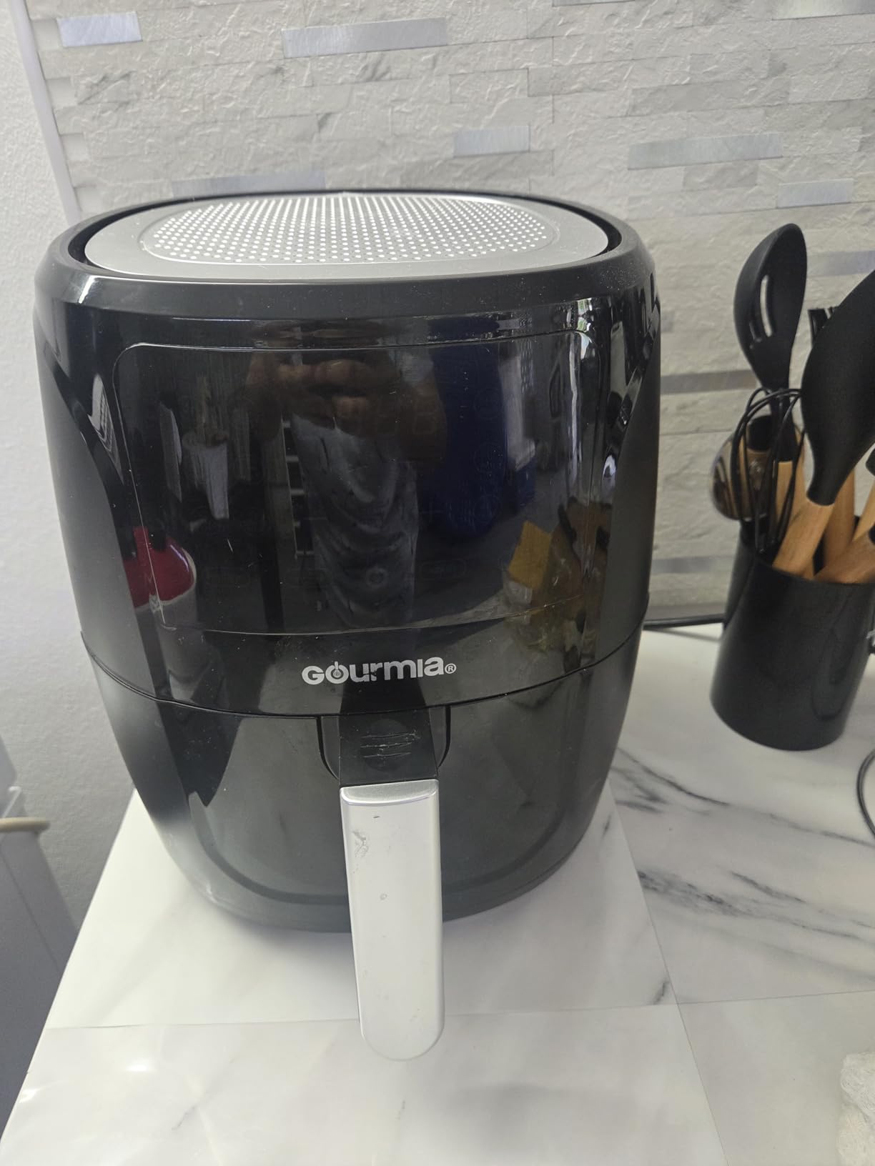 Gourmia Air Fryer - 4 Qt Capacity, FryForce360º, Digital Display with 8 Presets, Roast, Bake, Broil, Dehydrate, Dishwasher Safe Accessories, Compact, Black customer photo 1