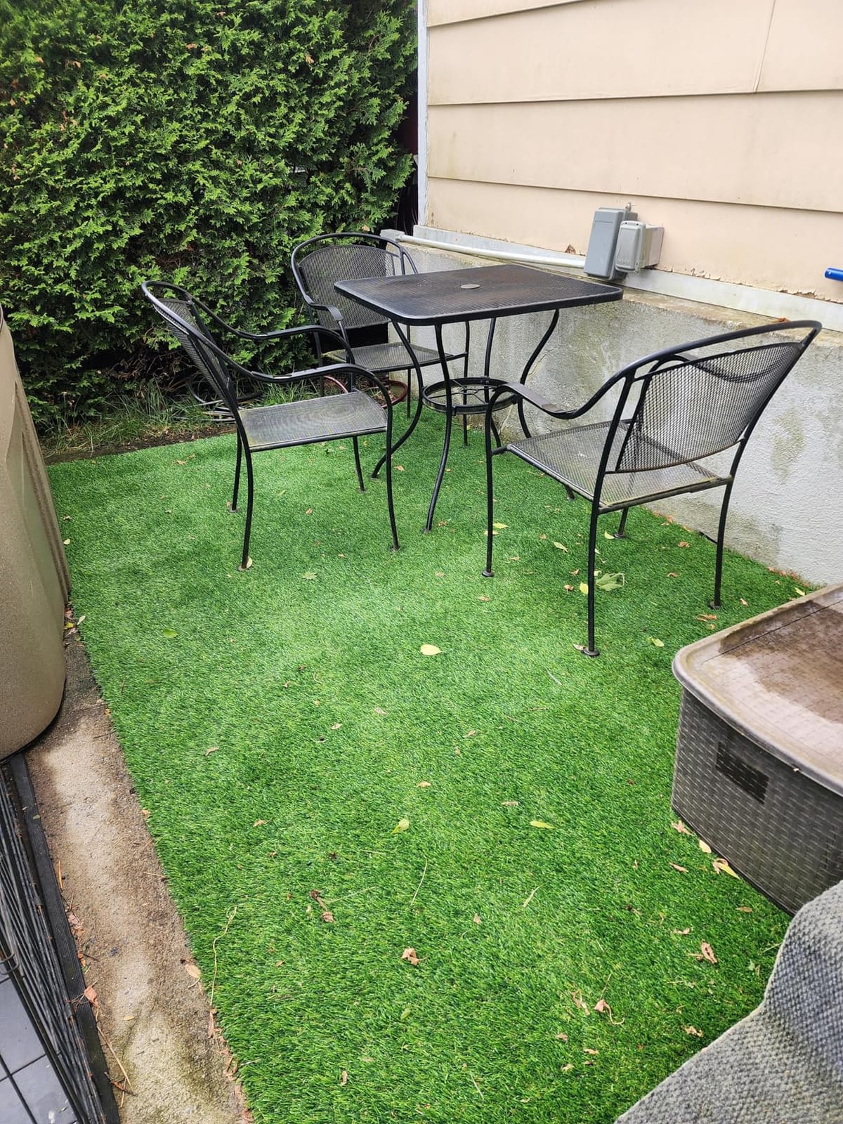 VEVOR Artifical Grass Tiles Interlocking Turf Deck Set, 18 Pack - 12