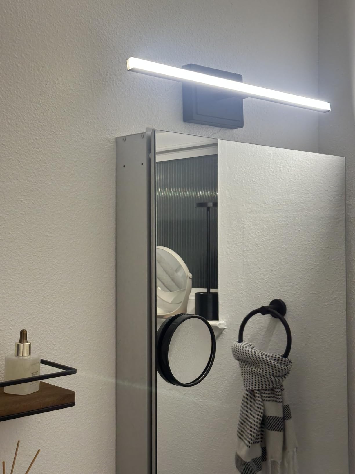 VOLISUN Modern Bathroom Vanity Light 31.5 inch, Rotatable, 18W Dimmable 5CCT Led Bathroom Light Fixture Over Mirror, Black Bar Vanity Light for Bathroom Mirror Cabinets-ETL Certificated customer photo 1
