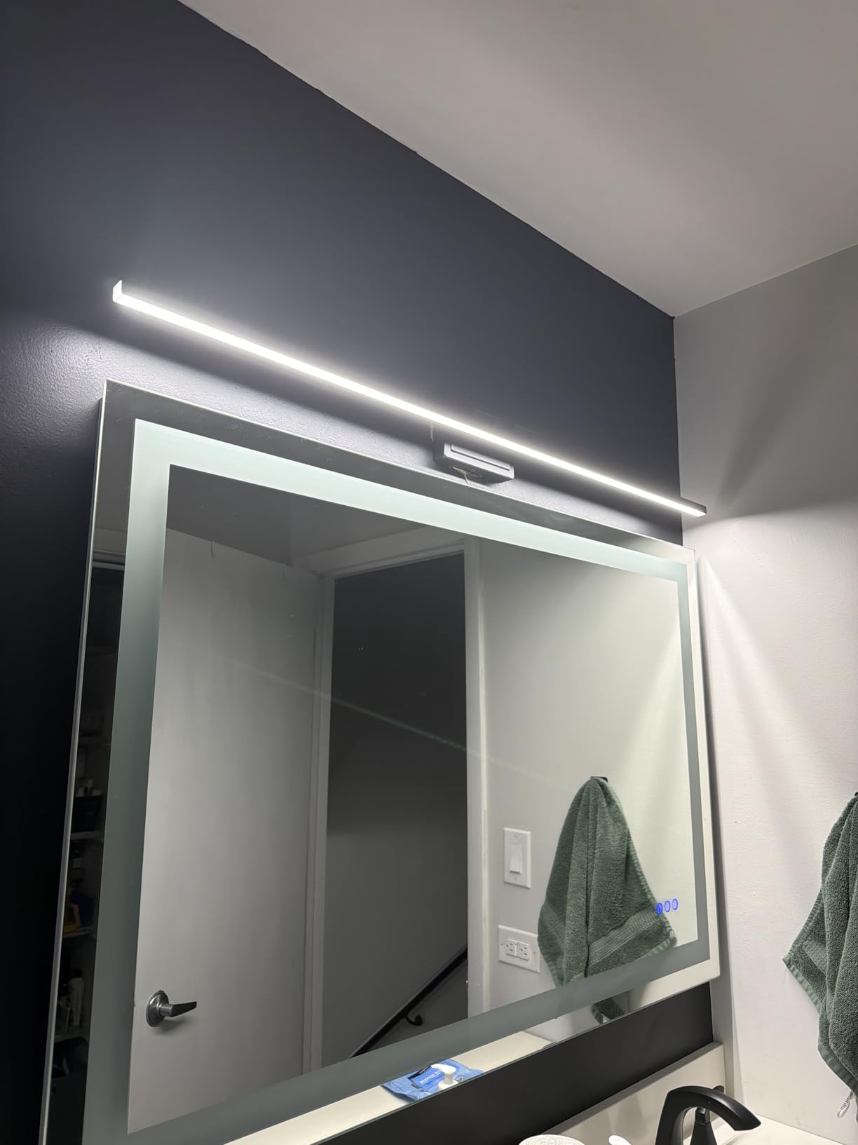 VOLISUN Modern Bathroom Vanity Light 31.5 inch, Rotatable, 18W Dimmable 5CCT Led Bathroom Light Fixture Over Mirror, Black Bar Vanity Light for Bathroom Mirror Cabinets-ETL Certificated customer photo 2