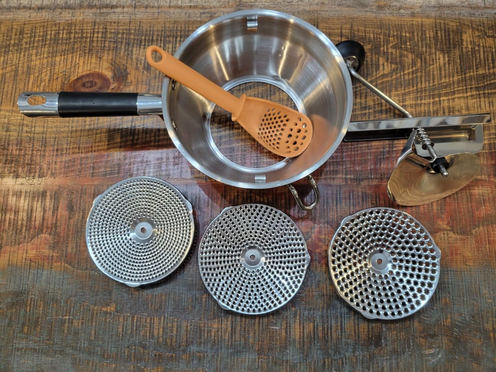 Stainless Steel Food Mills With 3 Milling Discs,Ergonomic design Of Rotary Food Mills For Tomato Sauce,Potatoes,Jams with Silicone Handle Dishwasher Safe, Multifunctional Spoon,Orange customer photo 1