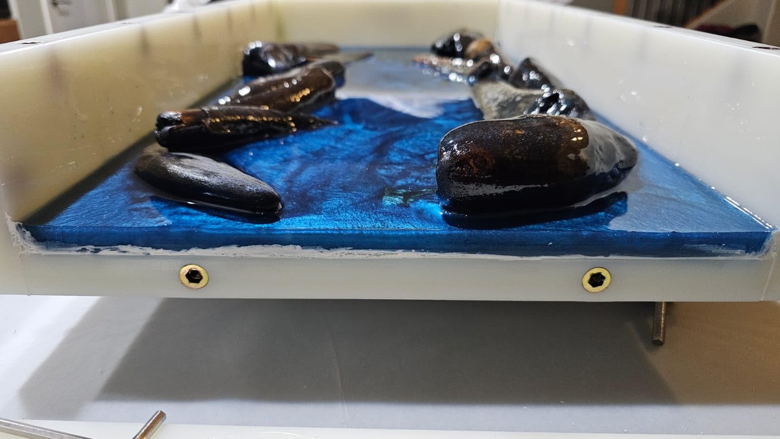 GROWLING Extra Large Epoxy Resin Mold 36x18x3 Inches, Adjustable Fastening and Leveling, Heavy Duty Reusable Resin Mold for River Tables, Coffee Tables, Trays, Cutting Boards, DIY Resin Art Etc. customer photo 2
