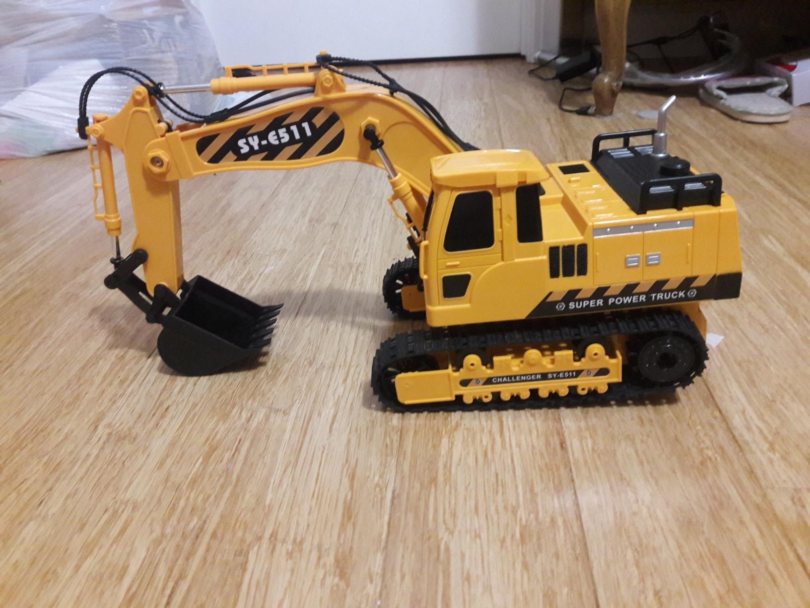 Double E Volvo Licensed Remote Control Excavator Toy, 2.4GHz All-Terrain Sand-Ready Construction Vehicle with 360° Spin & 330° Cab Rotation, Rechargeable, Dig & Unload, STEM Birthday Gift for Kids 3+ customer photo 1