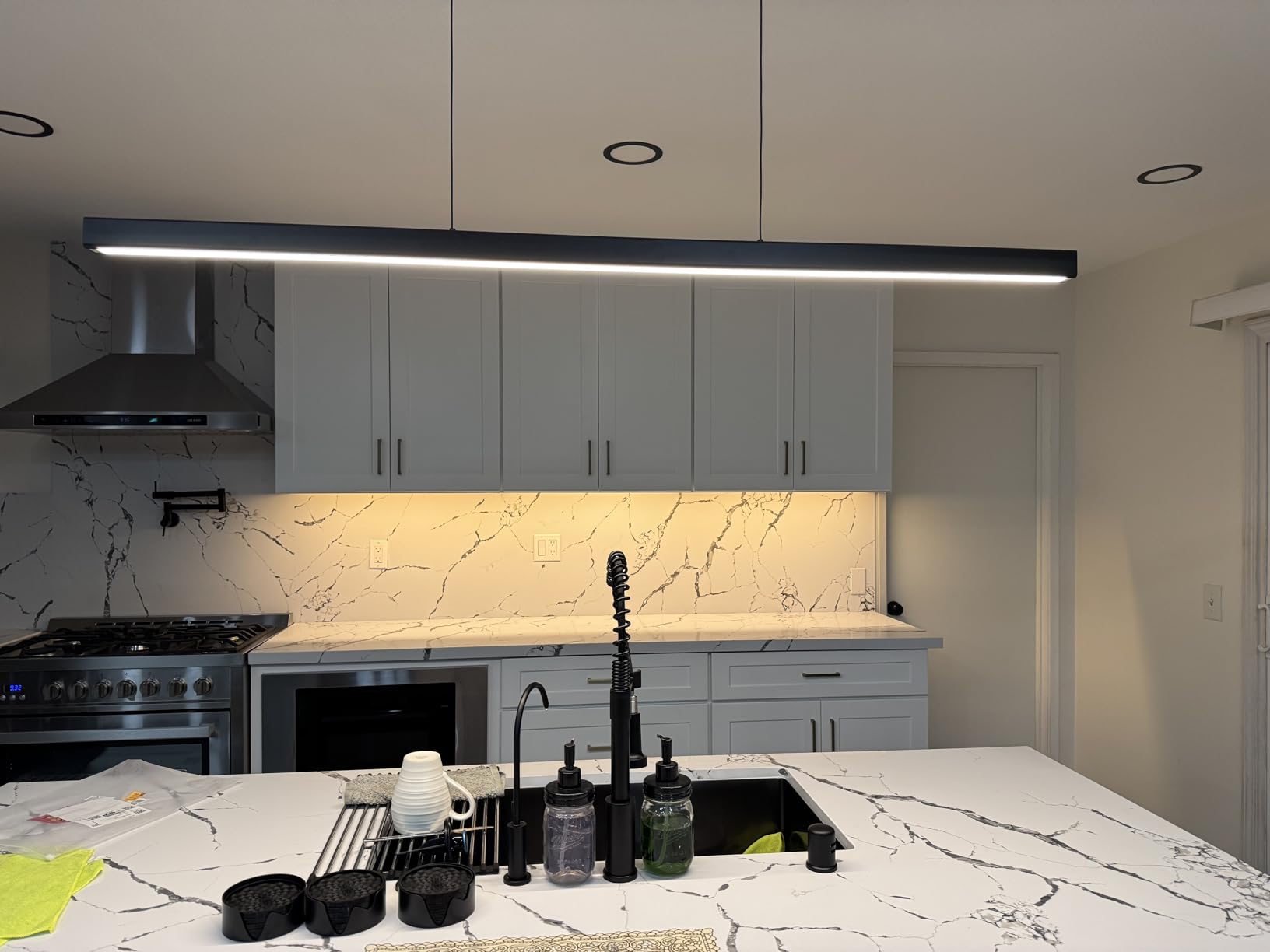 Modern Ceiling Pendant Lights, 39in LED Black Linear Chandelier with Remote Control 3000k-6000K Adjustable Color Temperature, Island Lighting Hanging Light for Kitchen, Dining Room, Living Room customer photo 2