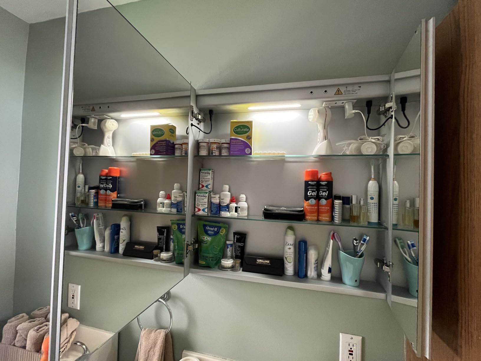 16x24 Inch Medicine Cabinet with Lights, Lighted Medicine Cabinet with Mirror, AL Alloy Frame, Hardwired, Recessed or Wall Mount, 3 Light Colors/Dimmable/Defog, 2 Outlets & USBs, 2 Shelves customer photo 2