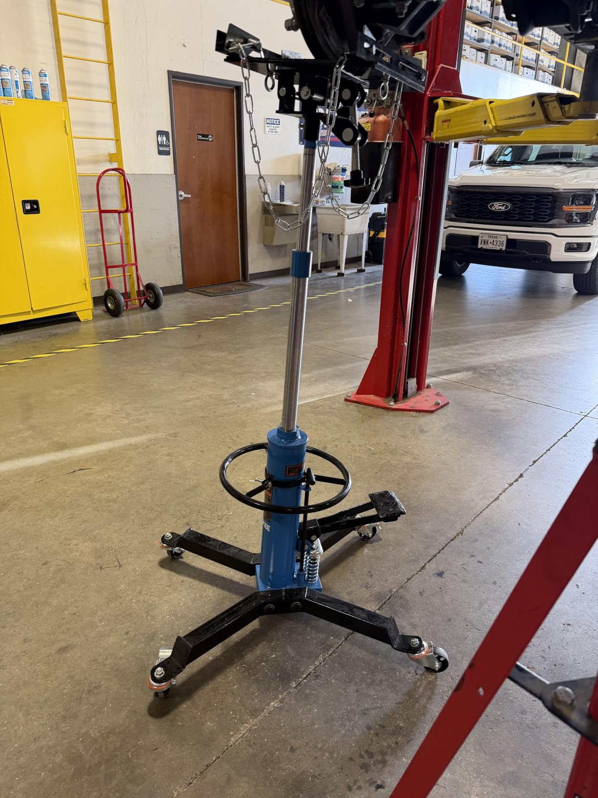 Dual Plunger Hydraulic Transmission Jack 1322lbs Capacity, 33.5
