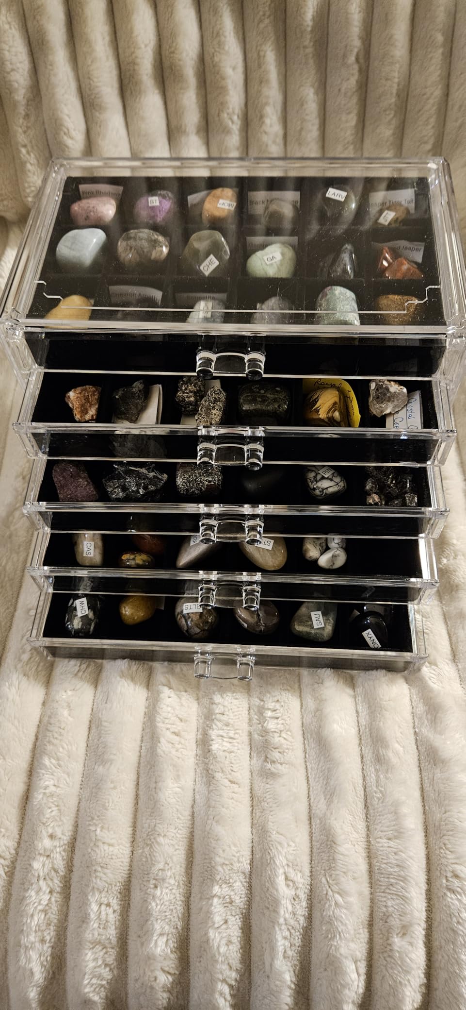 Rock Display Case, Rock Collection Box, 90 Grid Crystal Collection Display Case, Gemstone Display Shelf, Acrylic Clear Displays Cases Organizer for Gemstone Fossil Stone customer photo 2