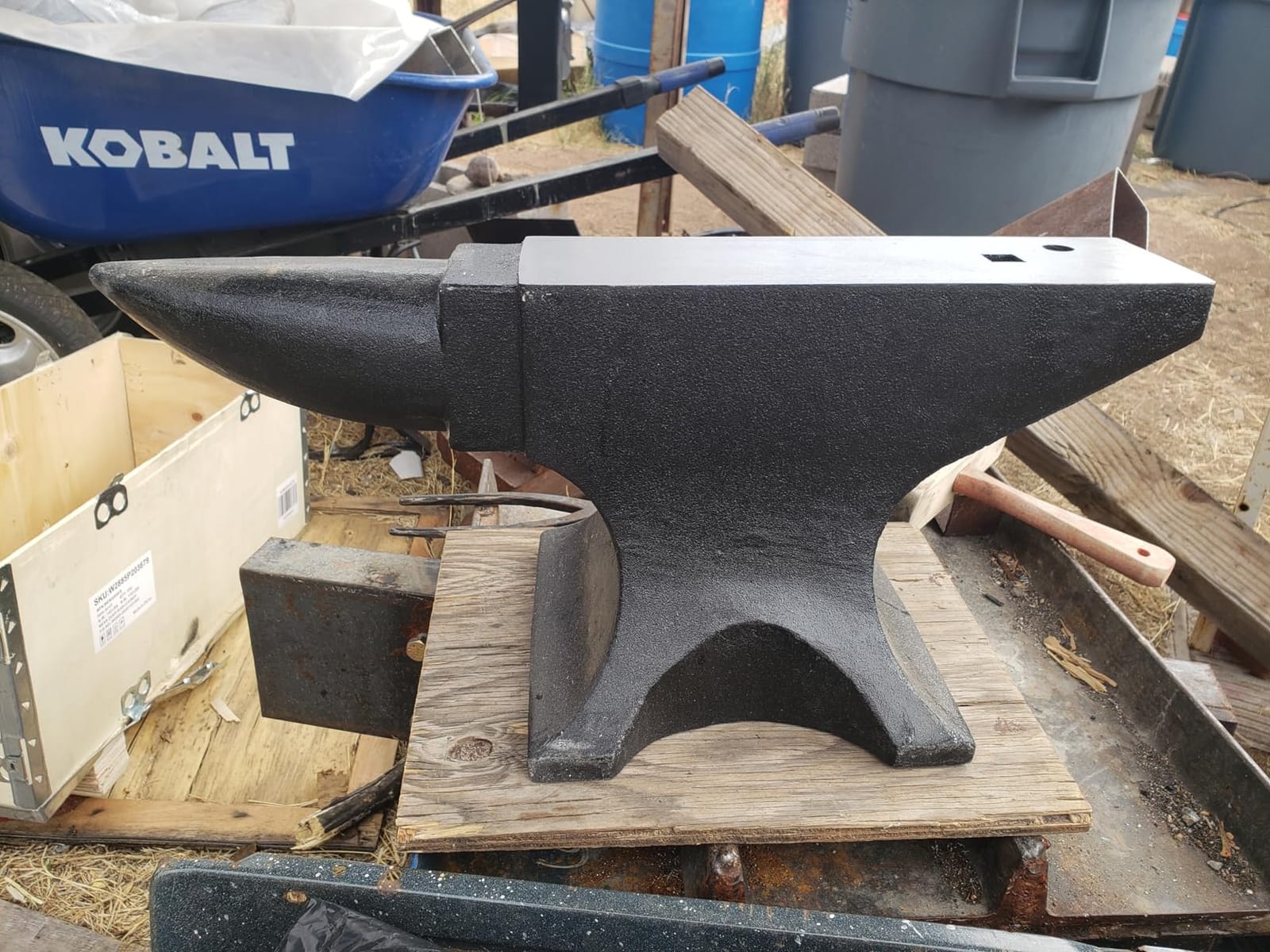 Cast Steel Anvil, 132 Lbs(60kg) Single Horn Anvil, High Hardness Round Horn Anvil Blacksmith with Large Countertop and Stable Base, Metalsmith Tool for Bending and Shaping, Black customer photo 1