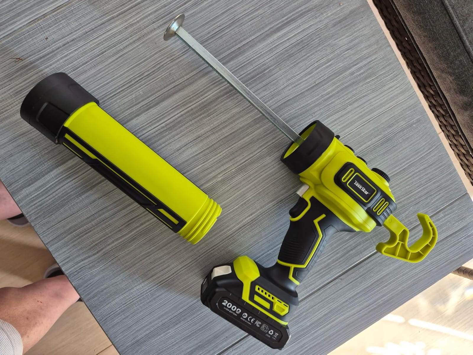 Taskstar Electric Caulking Gun with 2 x 2.0Ah Batteries, Upgraded Brushless | Anti-drip Battery Power Caulking Gun 10 Oz with 250KG Thrust, Enlarged LED for Large Projects/Interior Finishing customer photo 2