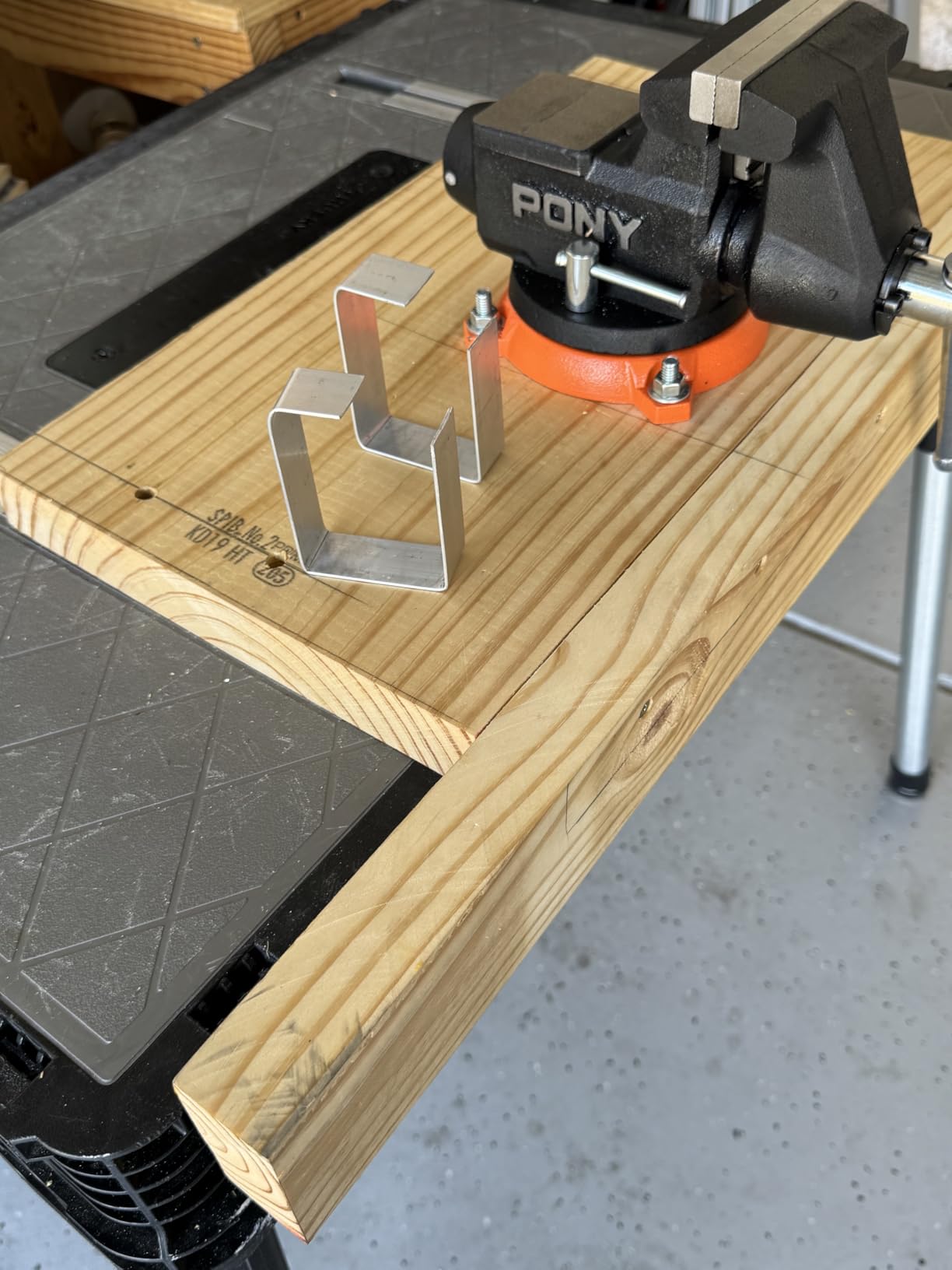 PONY 6 Inch Heavy Duty Bench Vise, 8800LBS Clamping Force Pro Workshop Vise | Vice for Workbench with 360° Rotatable Base and Anvil, 6-inch Jaw Width and Opening for Woodworking, Drilling, Pipe Cutting customer photo 2
