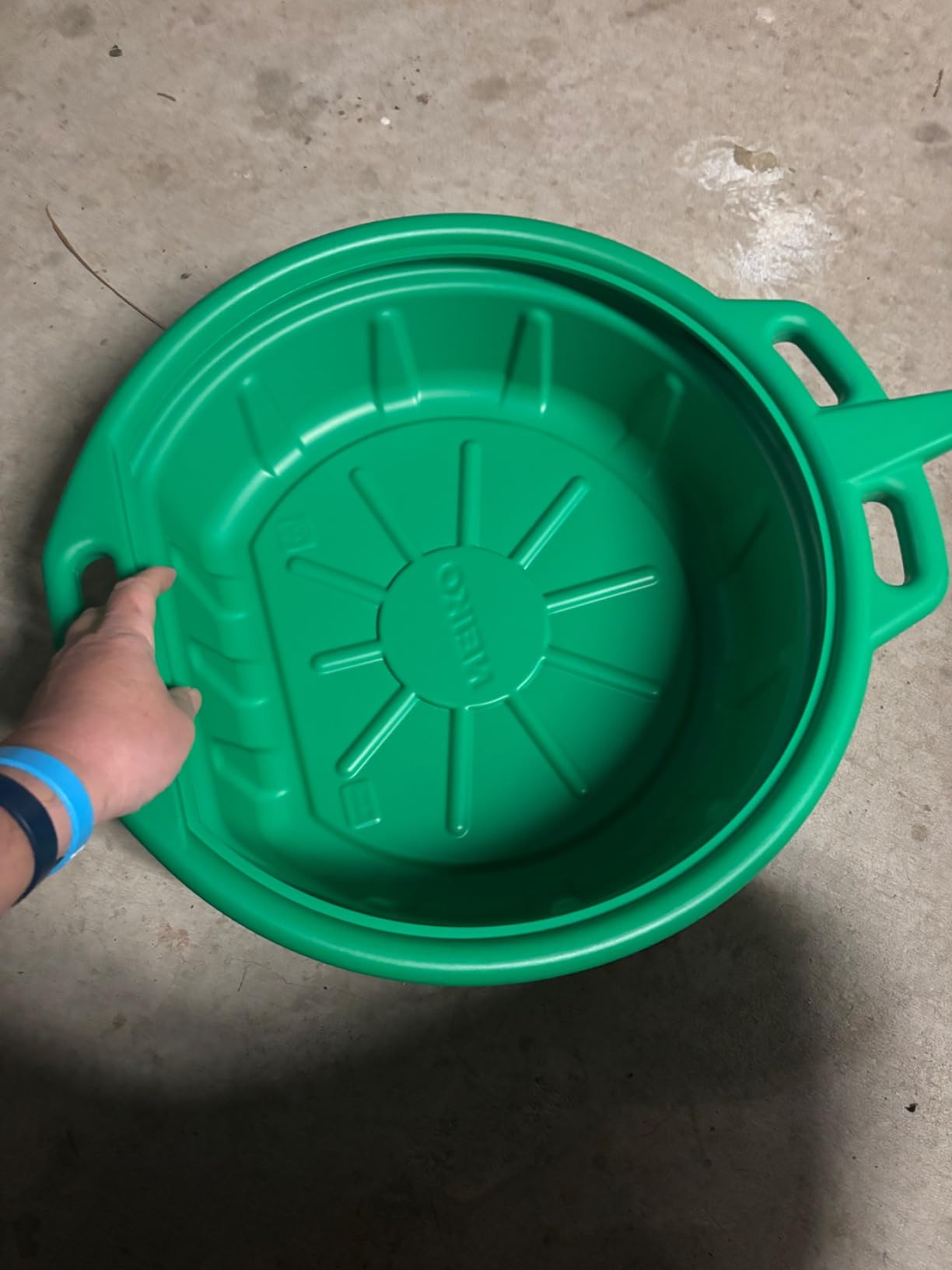 NEIKO 20761A 4 Gallon (16L) Anti-Splash Drain Container with Non-Spill Pour Spout, Heavy-Duty Plastic Drip Catcher for Vehicle Fluid Changes, Antifreeze Green customer photo 2