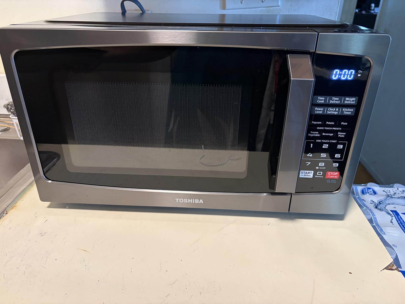 TOSHIBA Microwave Oven, 0.9 Cu.Ft, 900W, Black Stainless Steel | 6 Auto Menus, Mute Function, Child Lock, LED Lighting, 10.6 Inch Removable Turntable, Perfect for Apartment customer photo 2