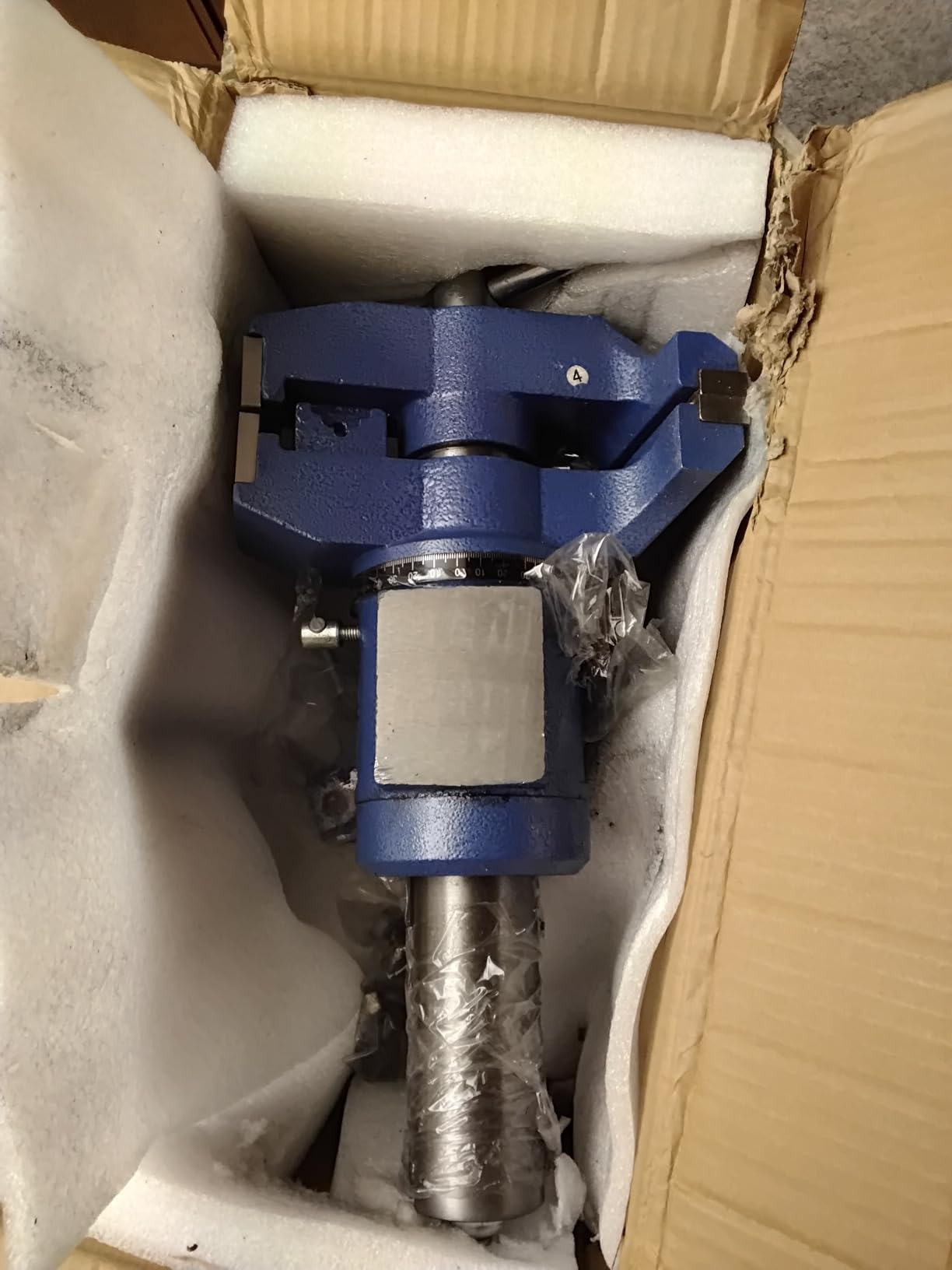 VEVOR Bench Vise 6.5 Inch Jaw Width 360-Degree Swivel Base and Rotate Clamp | for pipe Repairing Metalworking, 5620 lbs Clamp Force, Multi-Purpose Workbench Vise, Heavy Duty Ductile Cast Iron, with Bolts customer photo 2